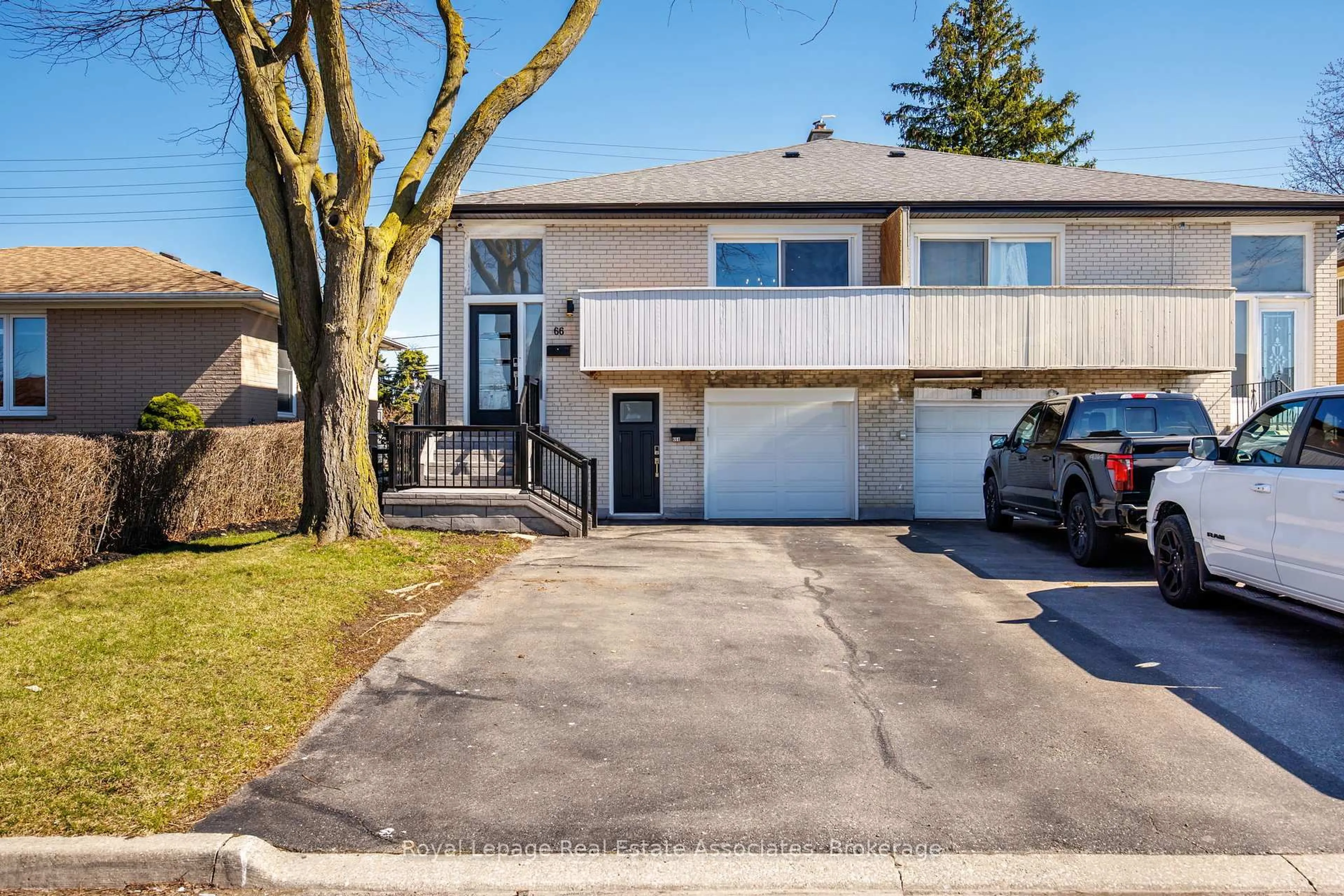 A pic from outside/outdoor area/front of a property/back of a property/a pic from drone, street for 66 Kingsmere Cres, Brampton Ontario L6X 1Z4