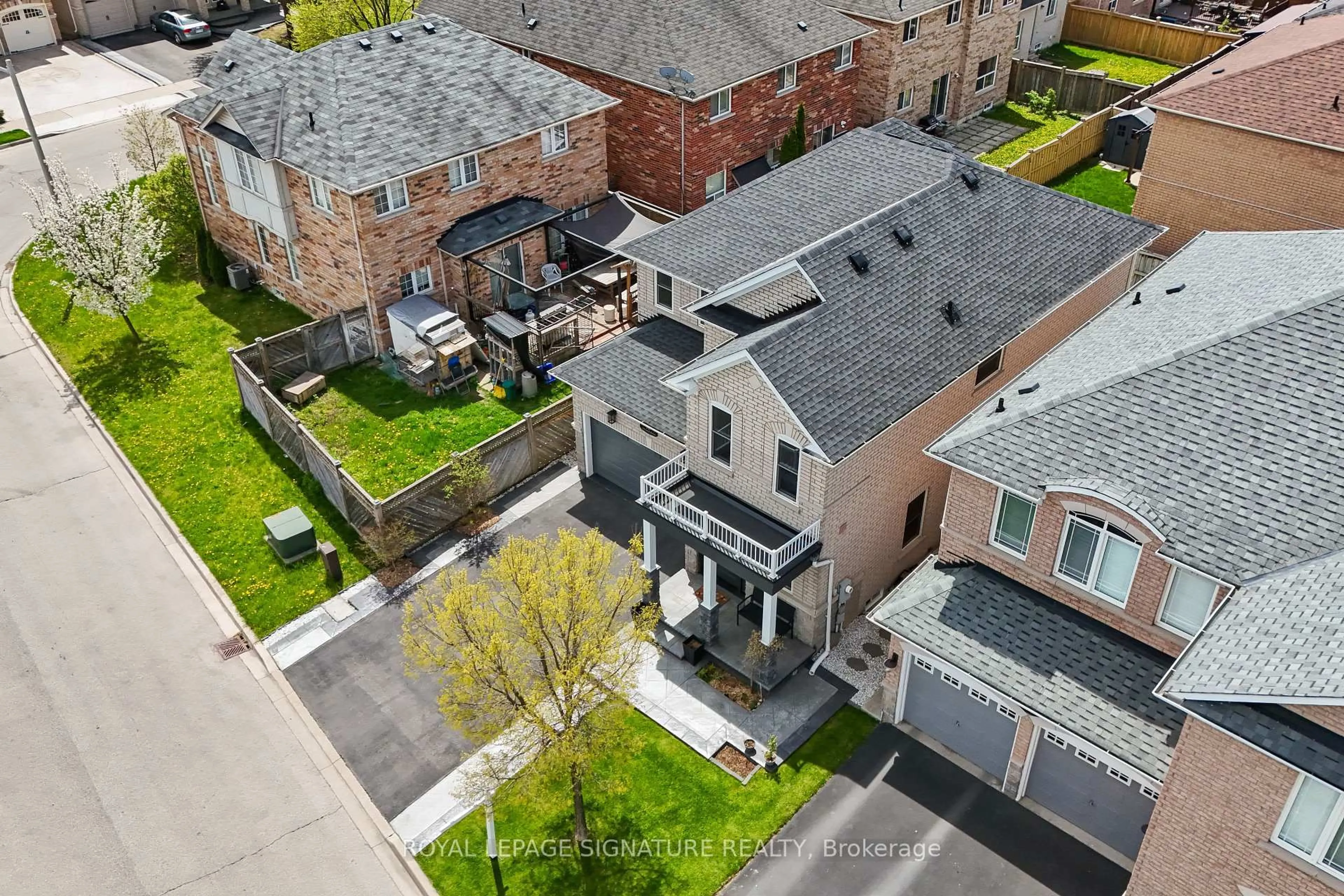 A pic from outside/outdoor area/front of a property/back of a property/a pic from drone, street for 18 Senwood St, Brampton Ontario L7A 3S5