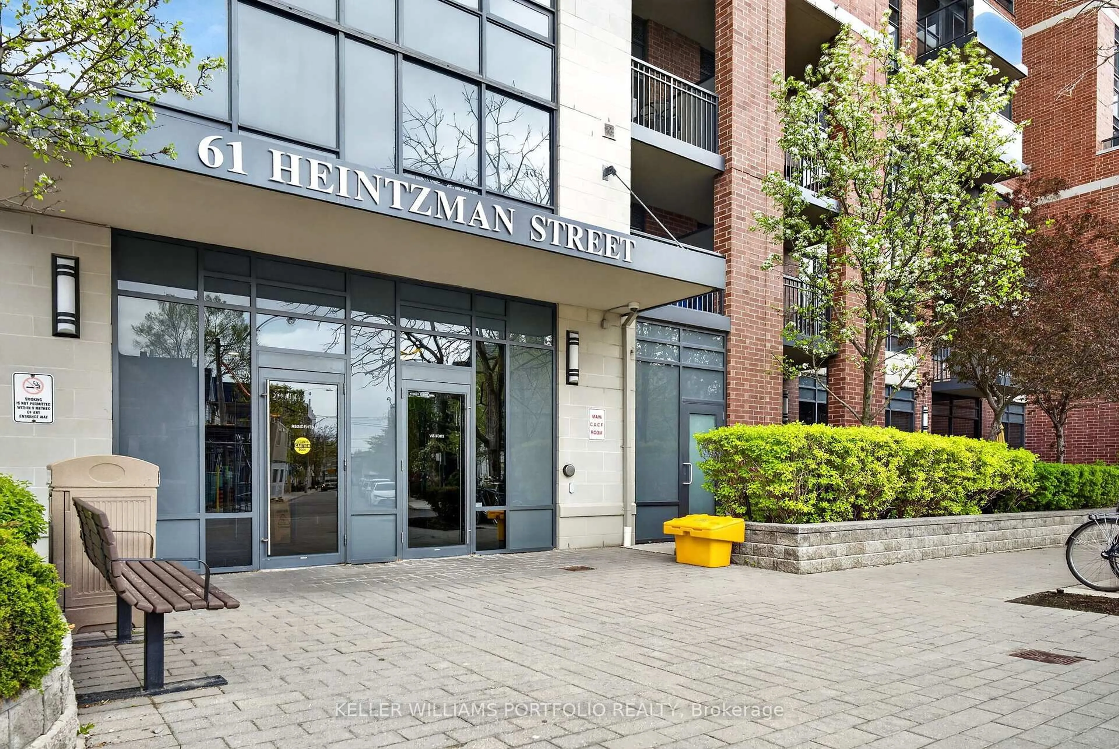 Indoor foyer for 61 Heintzman St #819, Toronto Ontario M6P 5A2