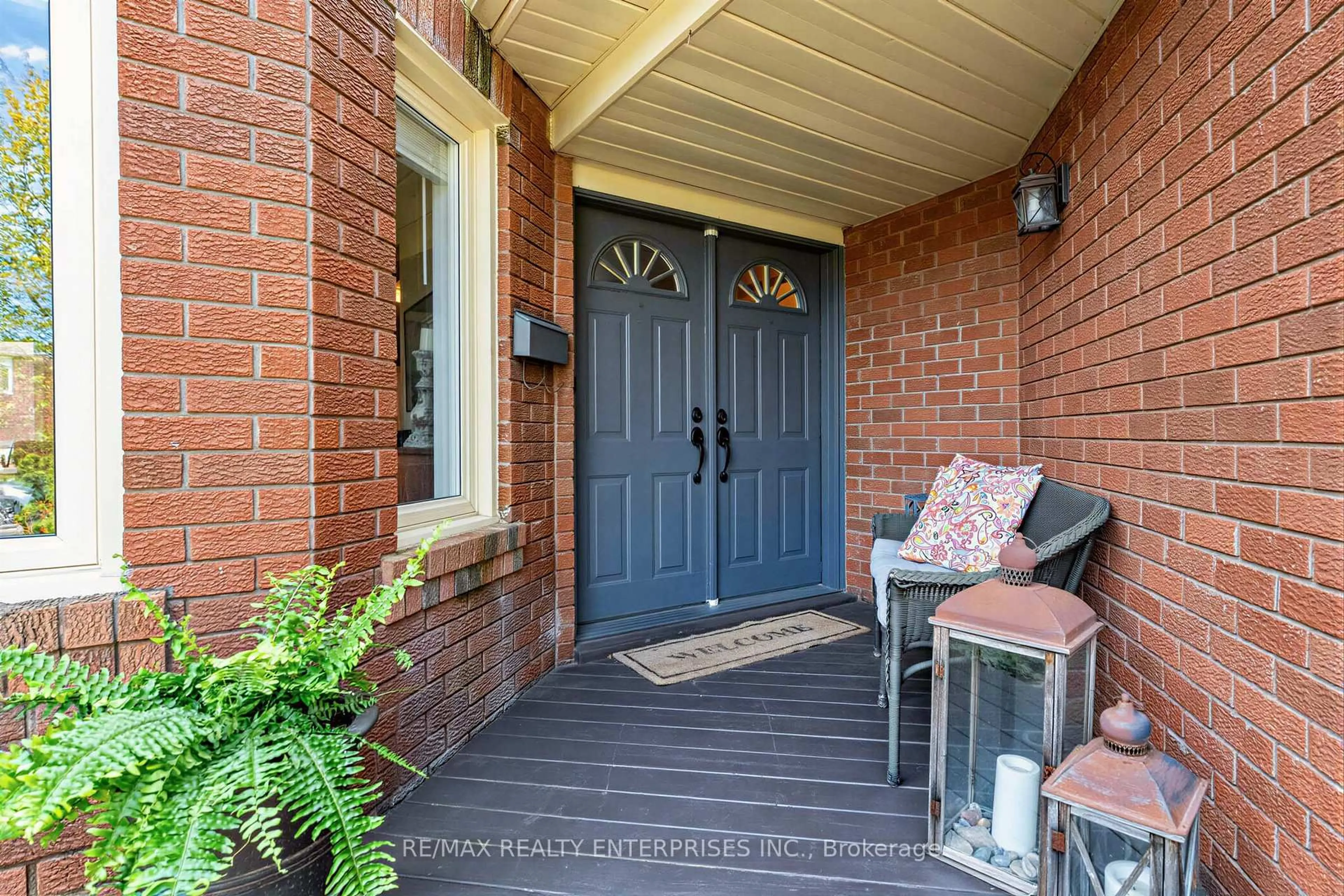 Indoor entryway for 41 Killaloe Cres, Halton Hills Ontario L7G 5N2