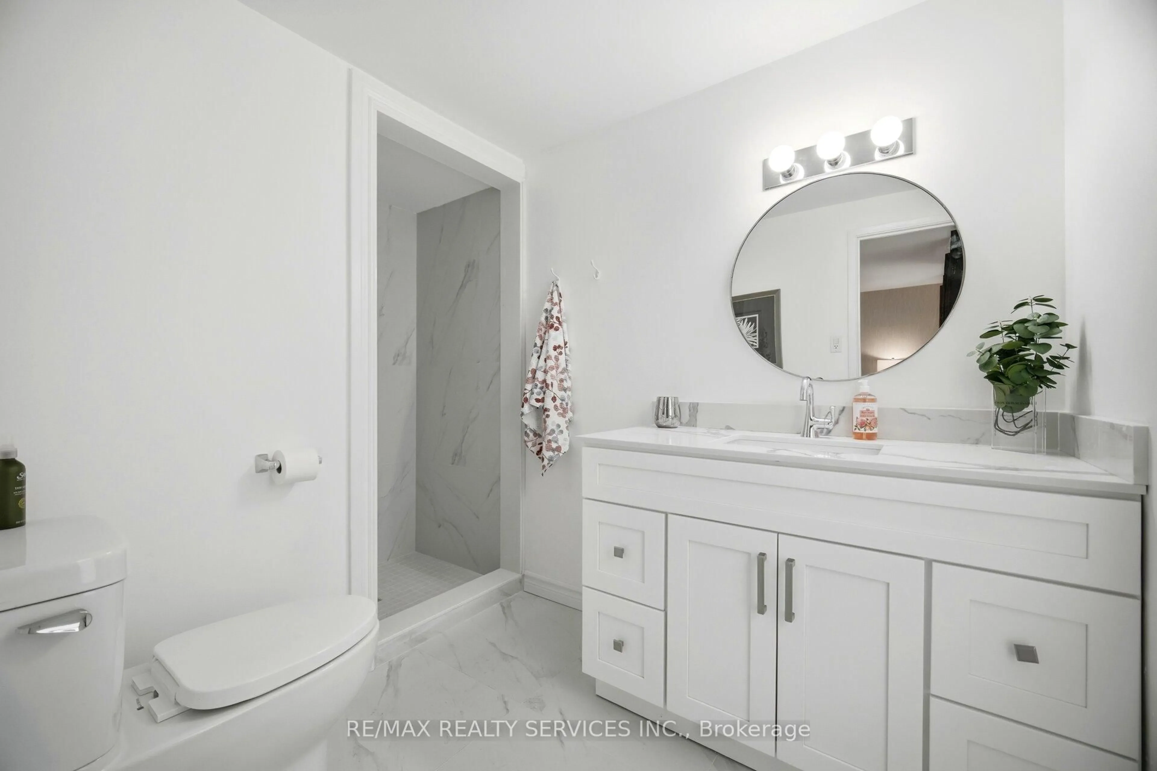 Contemporary bathroom, ceramic/tile floor for 2218 Upper Middle Rd #1, Burlington Ontario L7P 2Z9