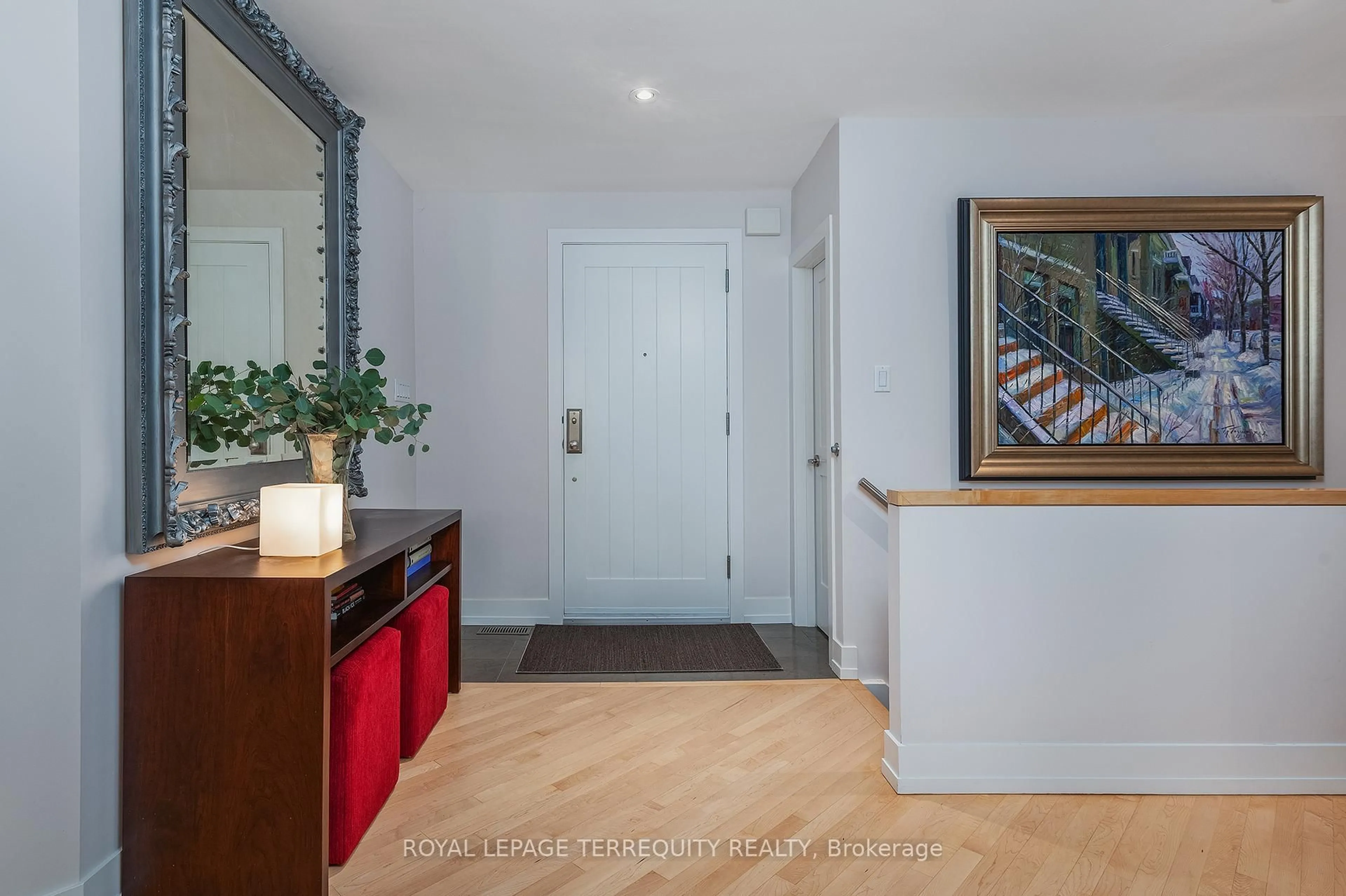 Indoor entryway for 496 The Kingsway, Toronto Ontario M9A 3W6