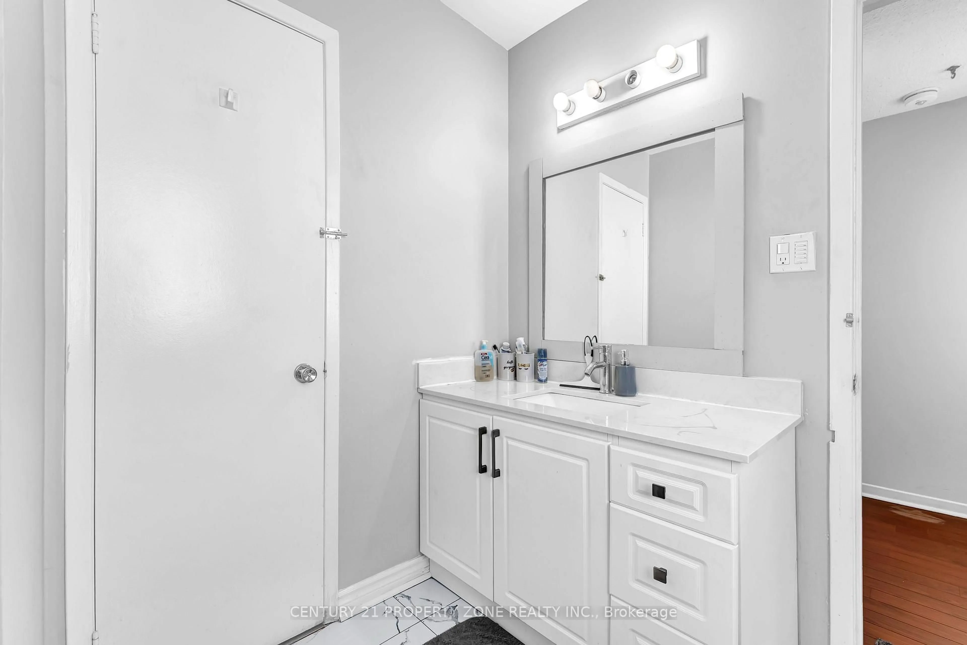 Standard bathroom, ceramic/tile floor for 78 Traverston Crt, Brampton Ontario L6Z 1C9