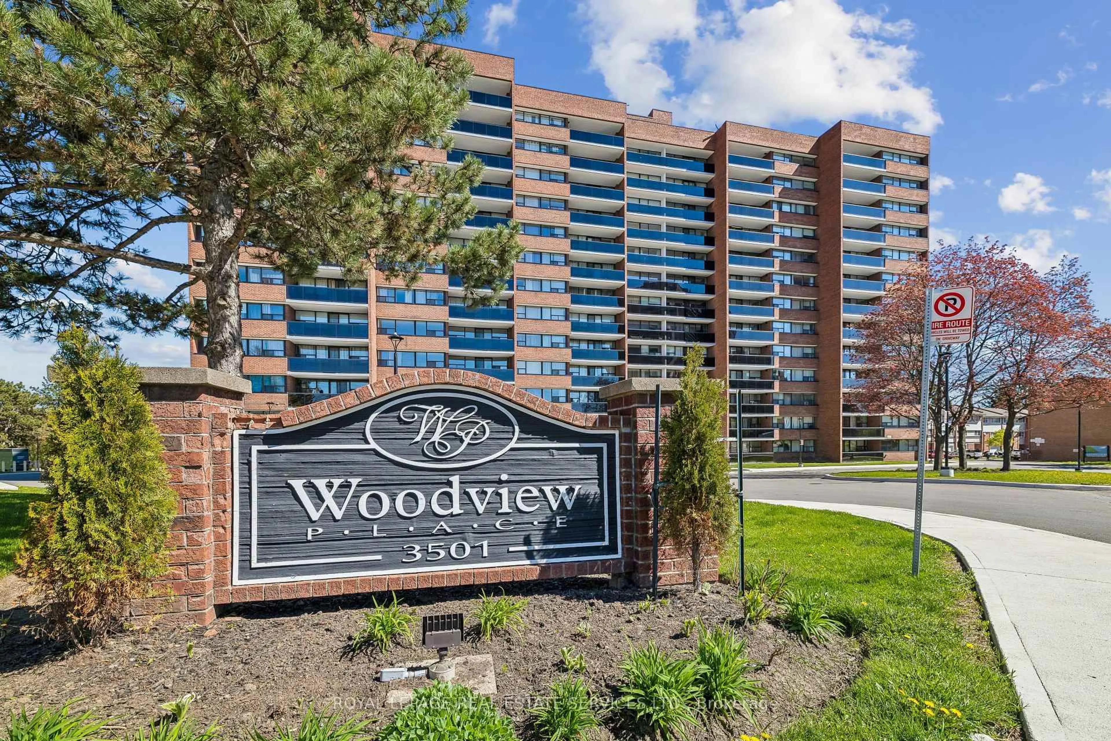 Indoor foyer for 3501 Glen Erin Dr #311, Mississauga Ontario L5L 2E9