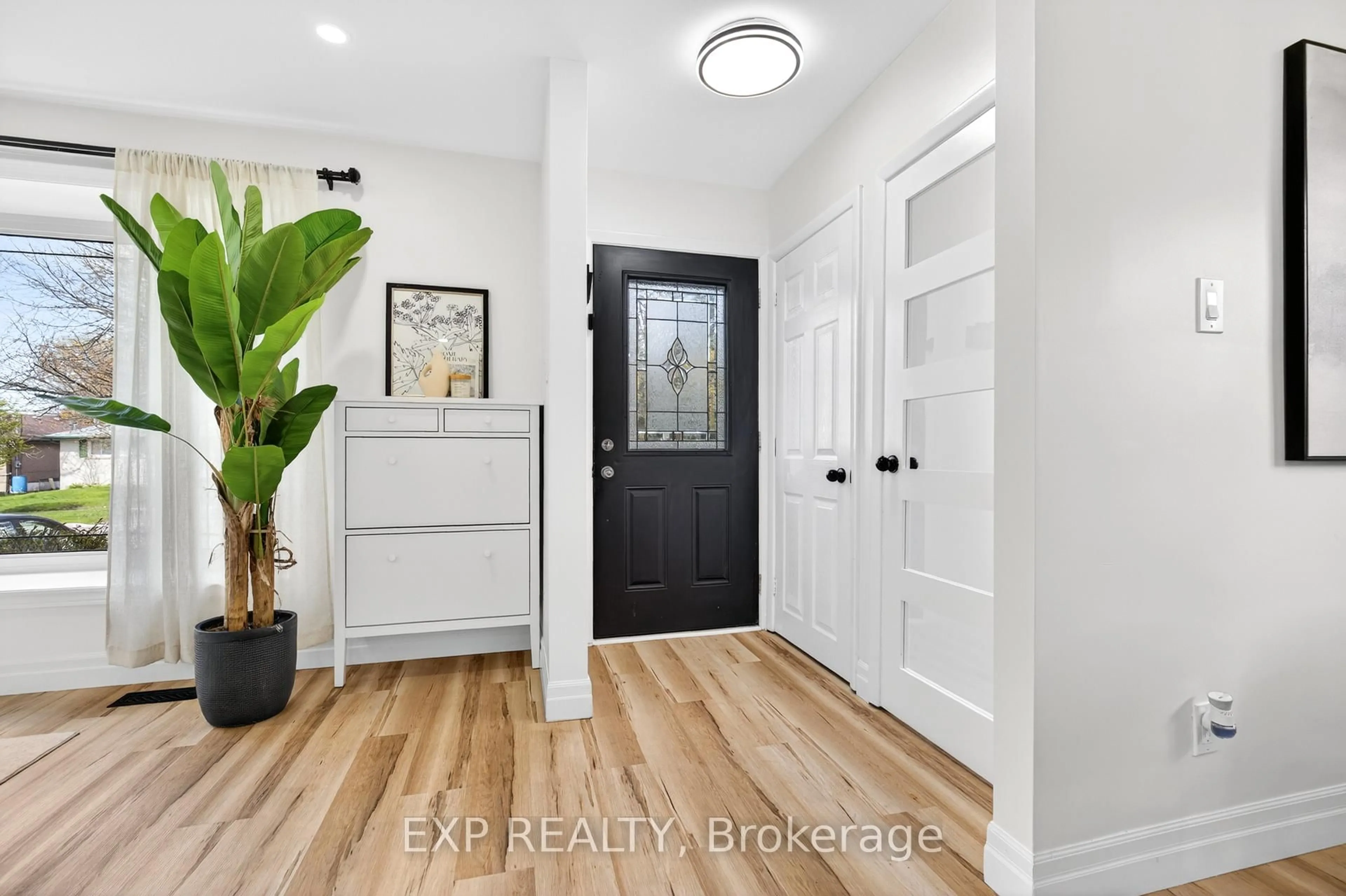 Indoor entryway for 15 Rexway Dr, Halton Hills Ontario L7G 1P7