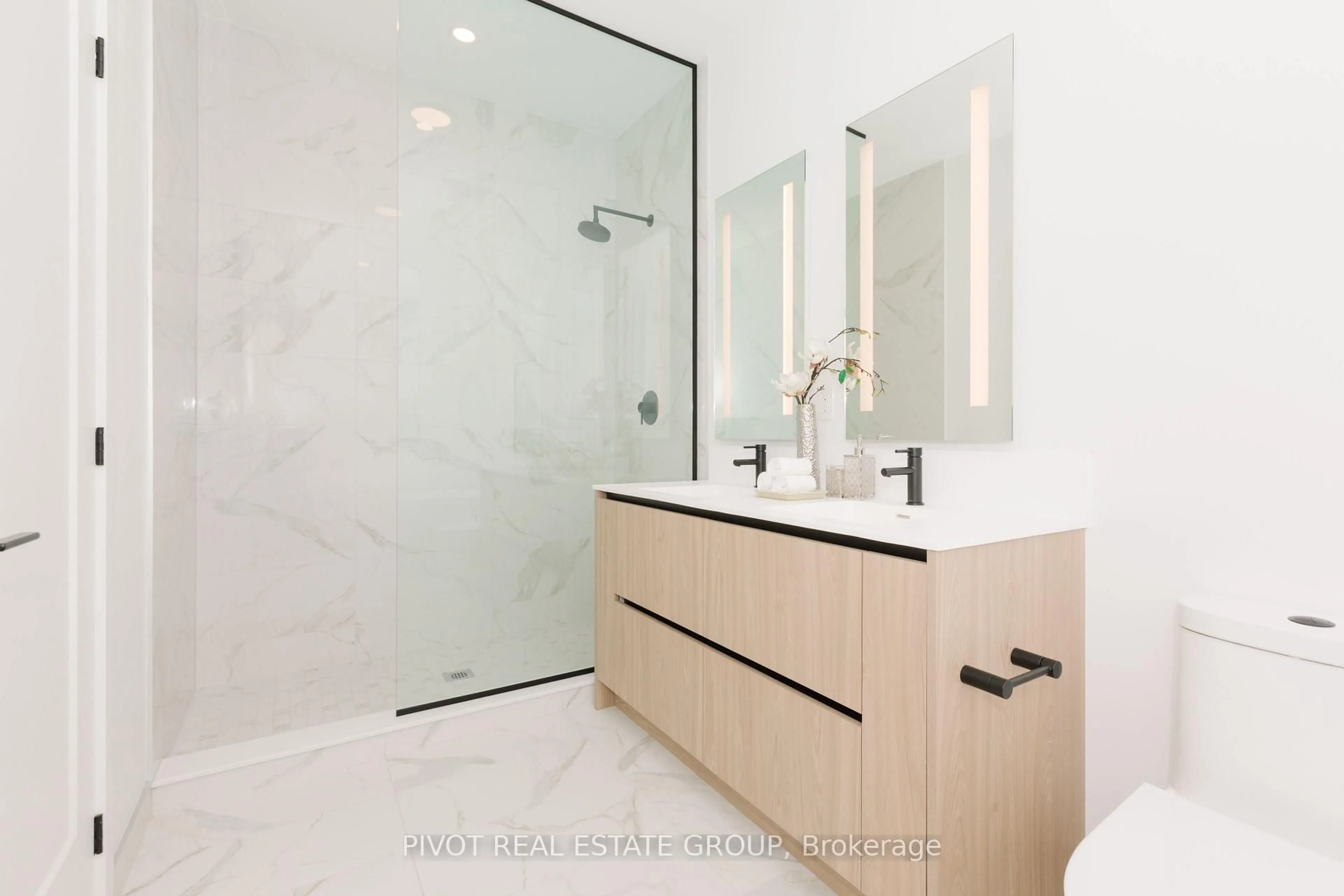 Contemporary bathroom, ceramic/tile floor for 35 Lou Parsons Way #64, Mississauga Ontario L5H 0B2