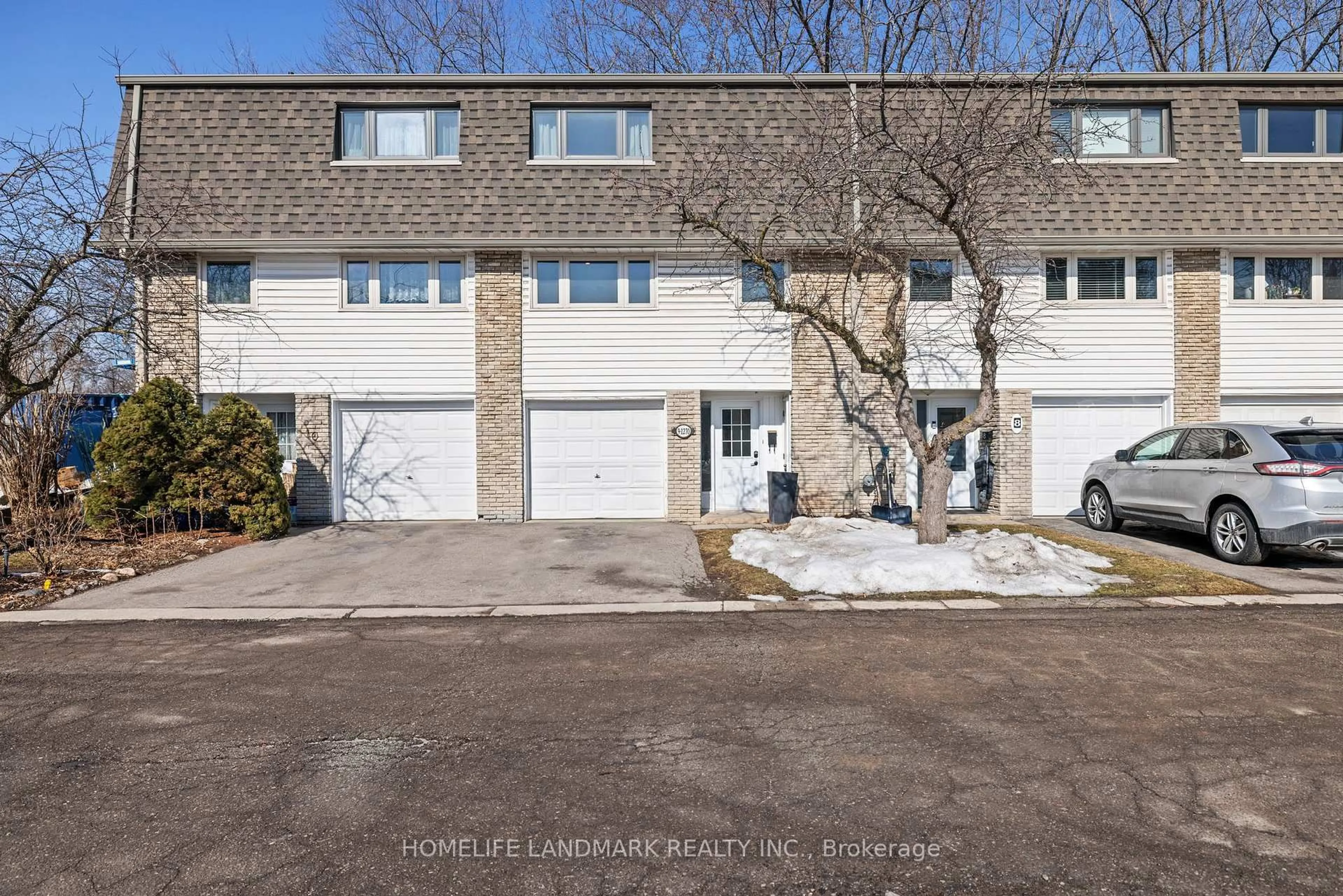 A pic from outside/outdoor area/front of a property/back of a property/a pic from drone, street for 1270 Gainsborough Dr #9, Oakville Ontario L6H 2L2