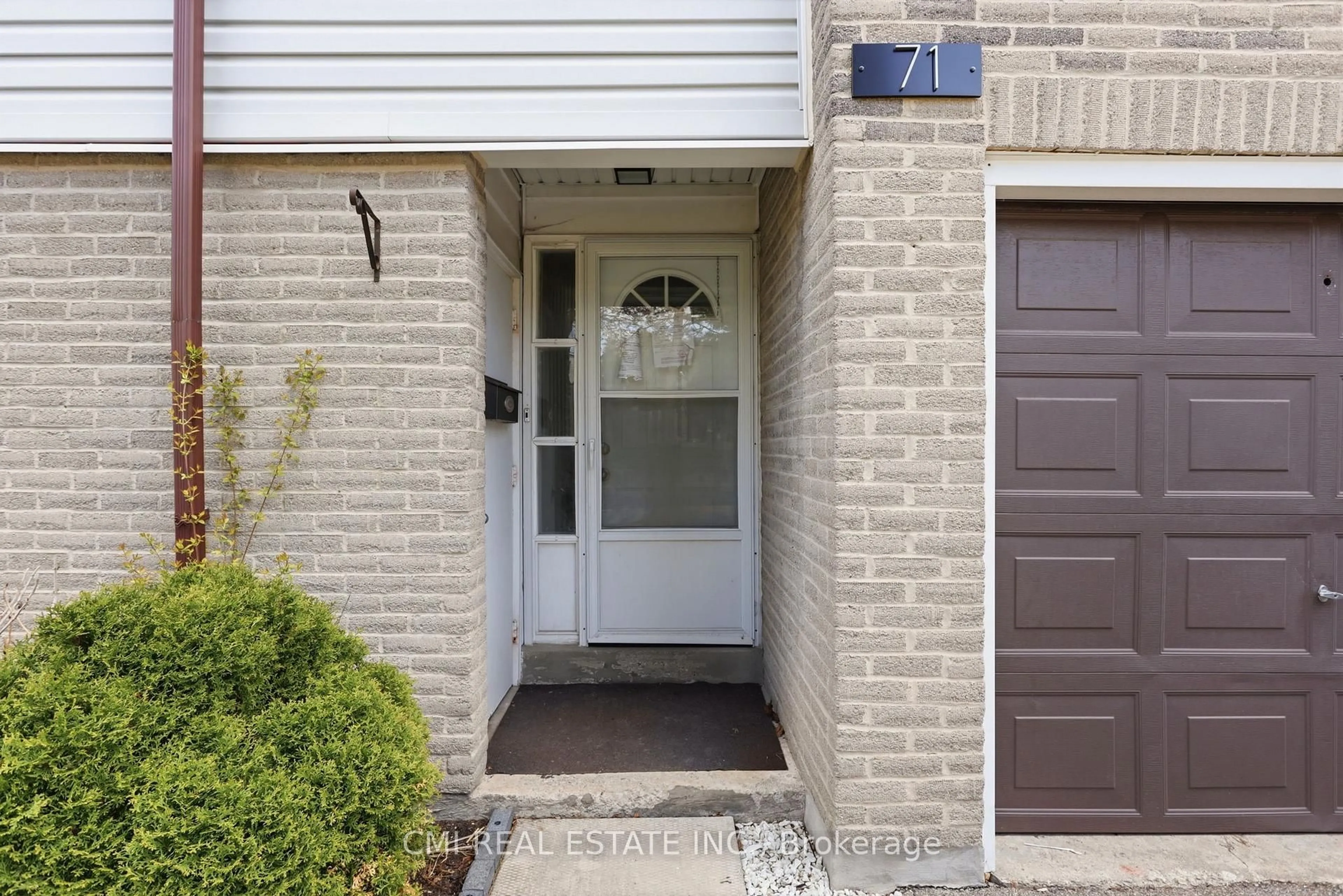 Indoor entryway for 2440 Bromsgrove Rd #71, Mississauga Ontario L5J 4J7