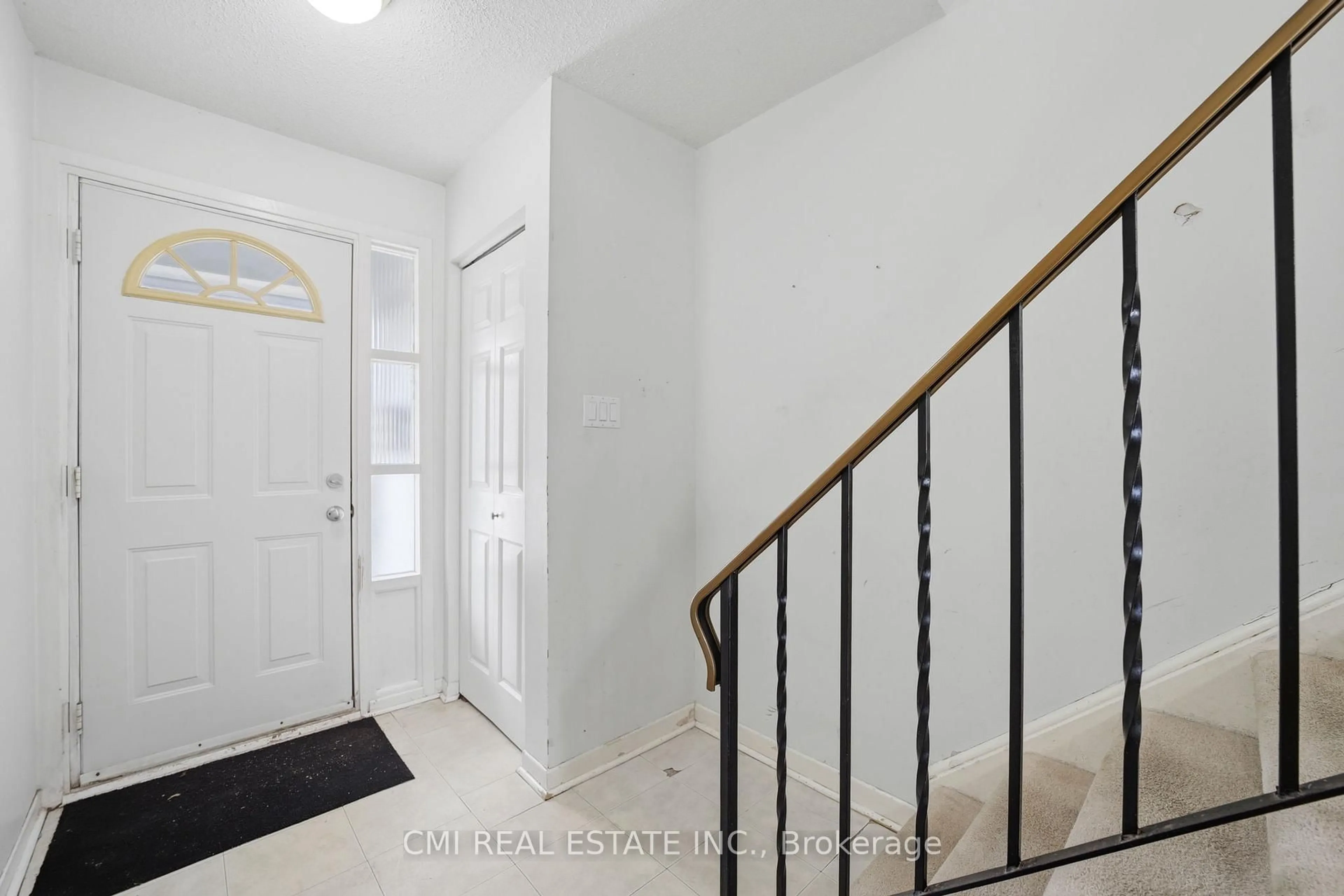 Indoor entryway for 2440 Bromsgrove Rd #71, Mississauga Ontario L5J 4J7