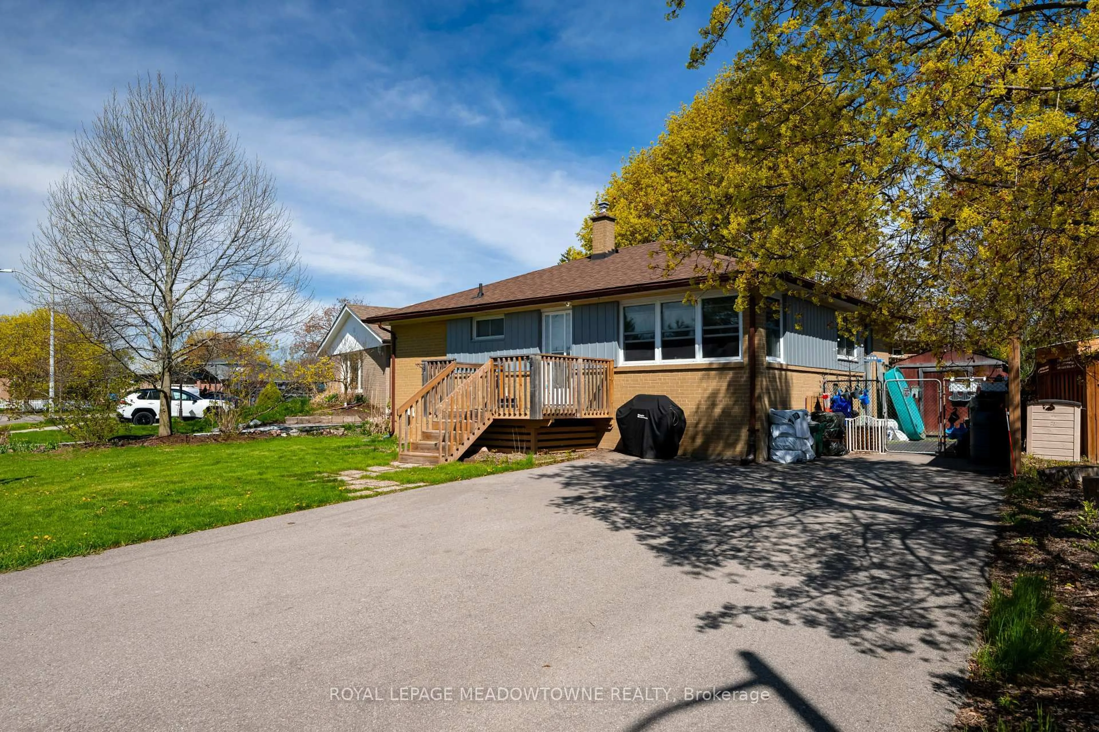 A pic from outside/outdoor area/front of a property/back of a property/a pic from drone, street for 169 Longfield Rd, Halton Hills Ontario L7J 2K7