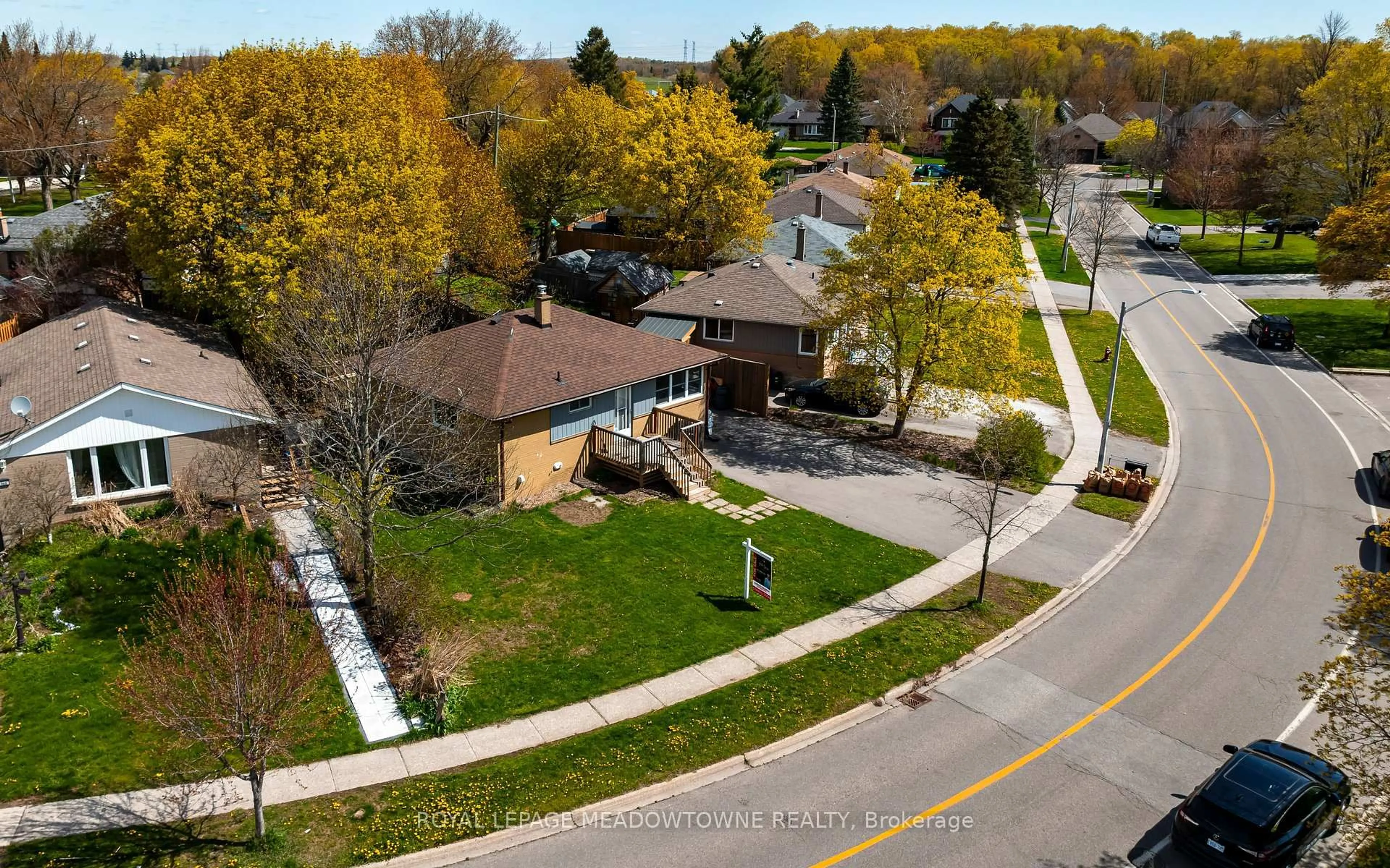 A pic from outside/outdoor area/front of a property/back of a property/a pic from drone, street for 169 Longfield Rd, Halton Hills Ontario L7J 2K7