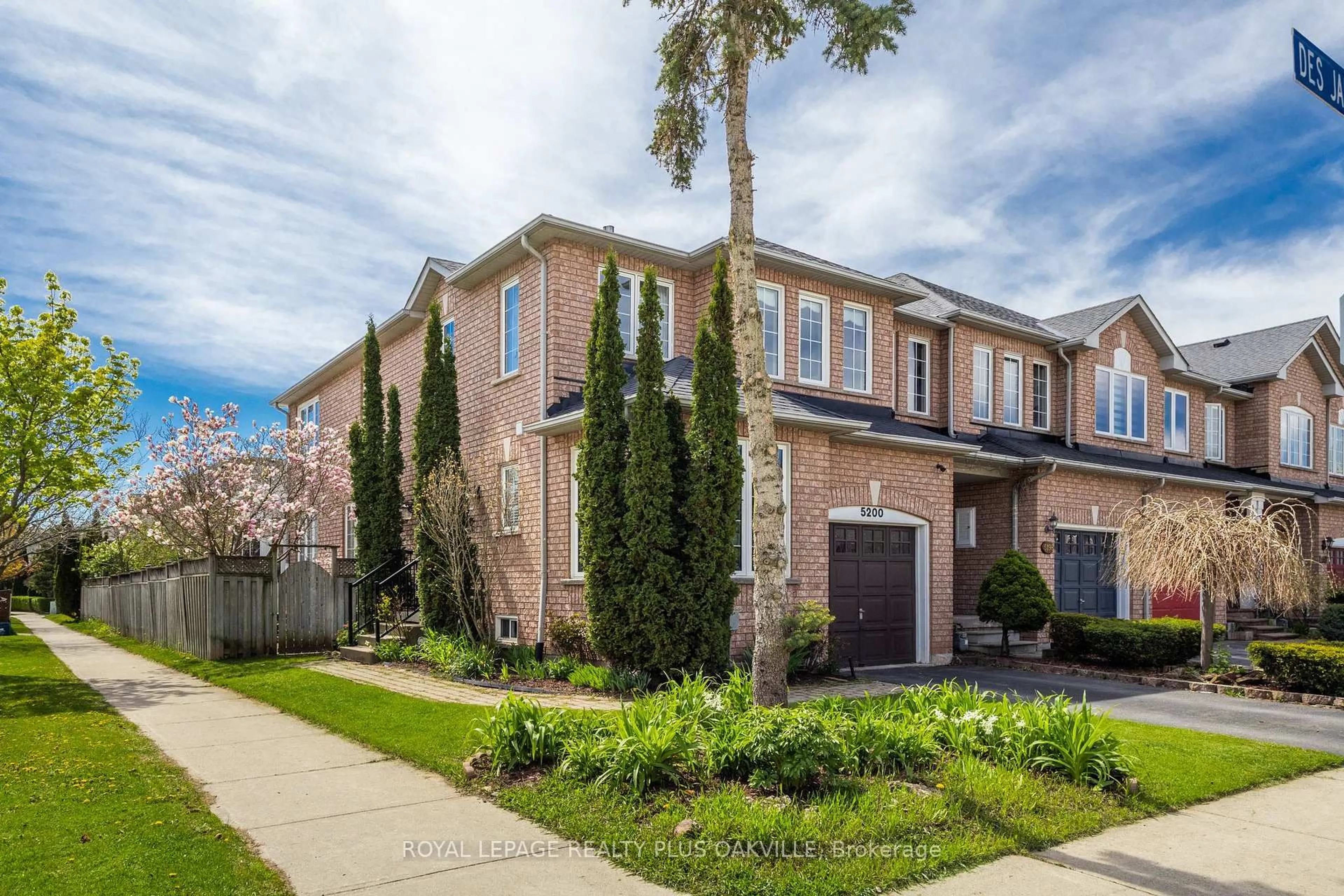 Home with brick exterior material, street for 5200 Des Jardines Dr, Burlington Ontario L7L 6R1