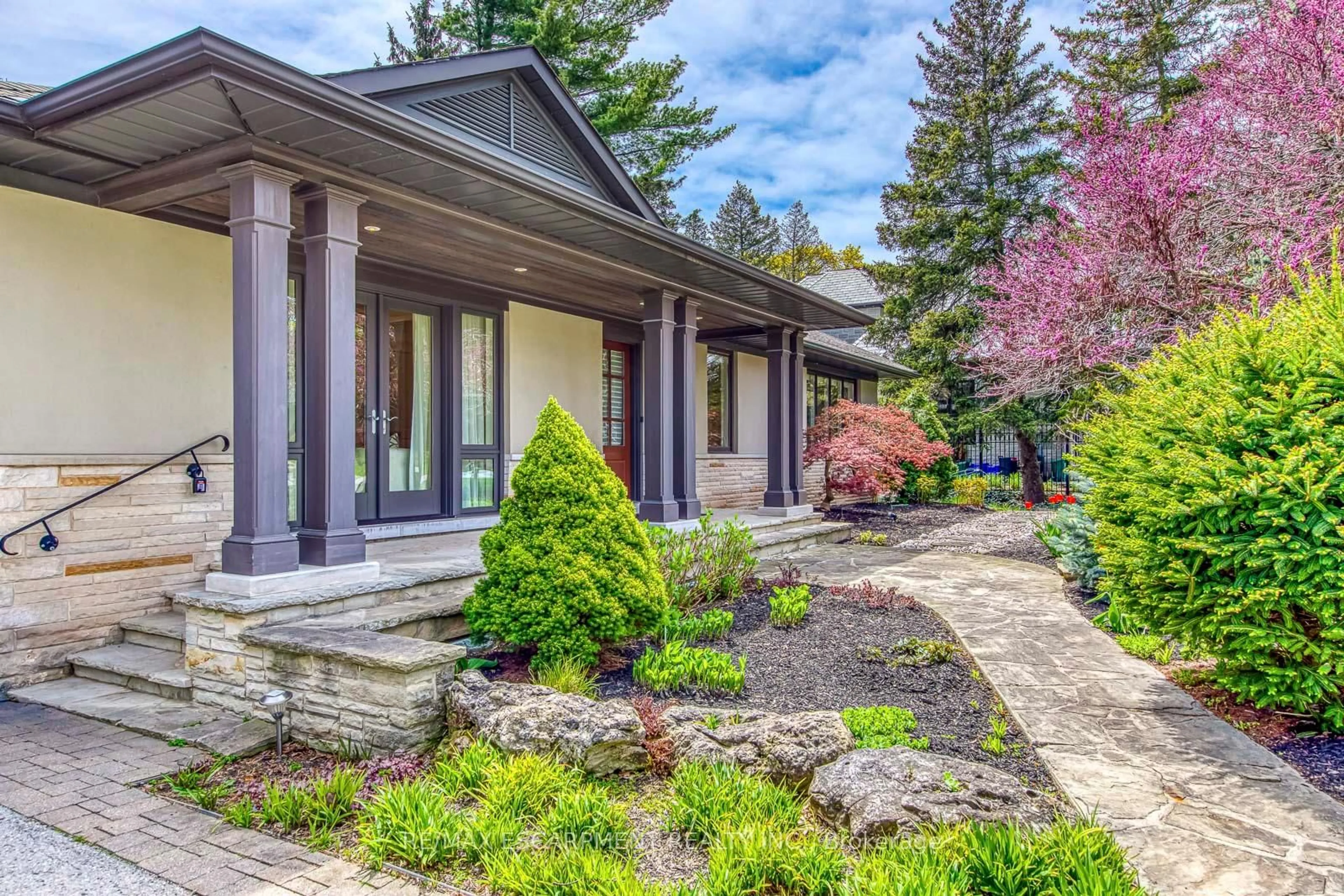 Patio, street for 1518 Oakhill Dr, Oakville Ontario L6J 1Y5