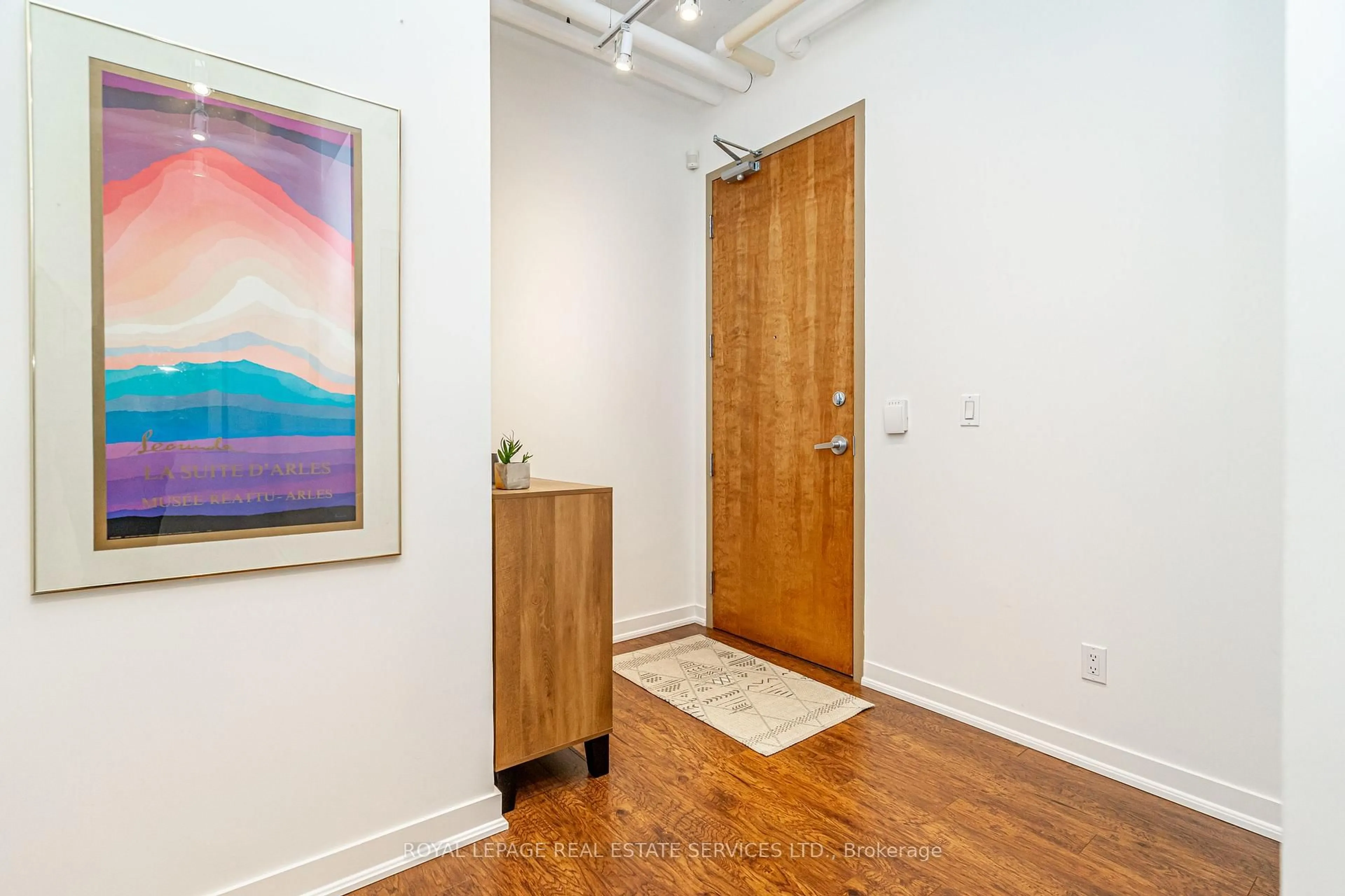 Indoor entryway for 2 Fieldway Rd #206, Toronto Ontario M8Z 0B9