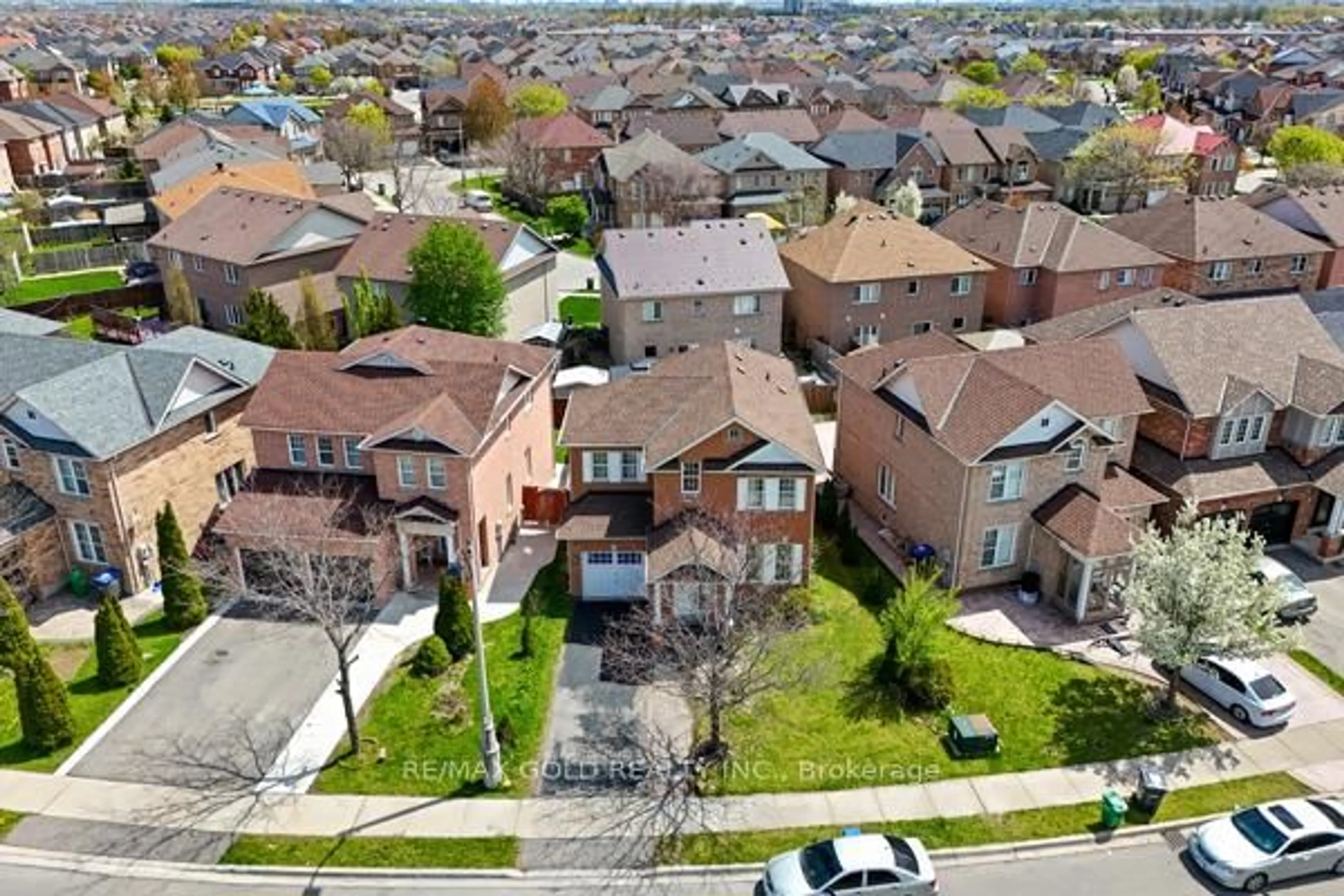 A pic from outside/outdoor area/front of a property/back of a property/a pic from drone, street for 17 Calderstone Rd, Brampton Ontario L6P 2A4
