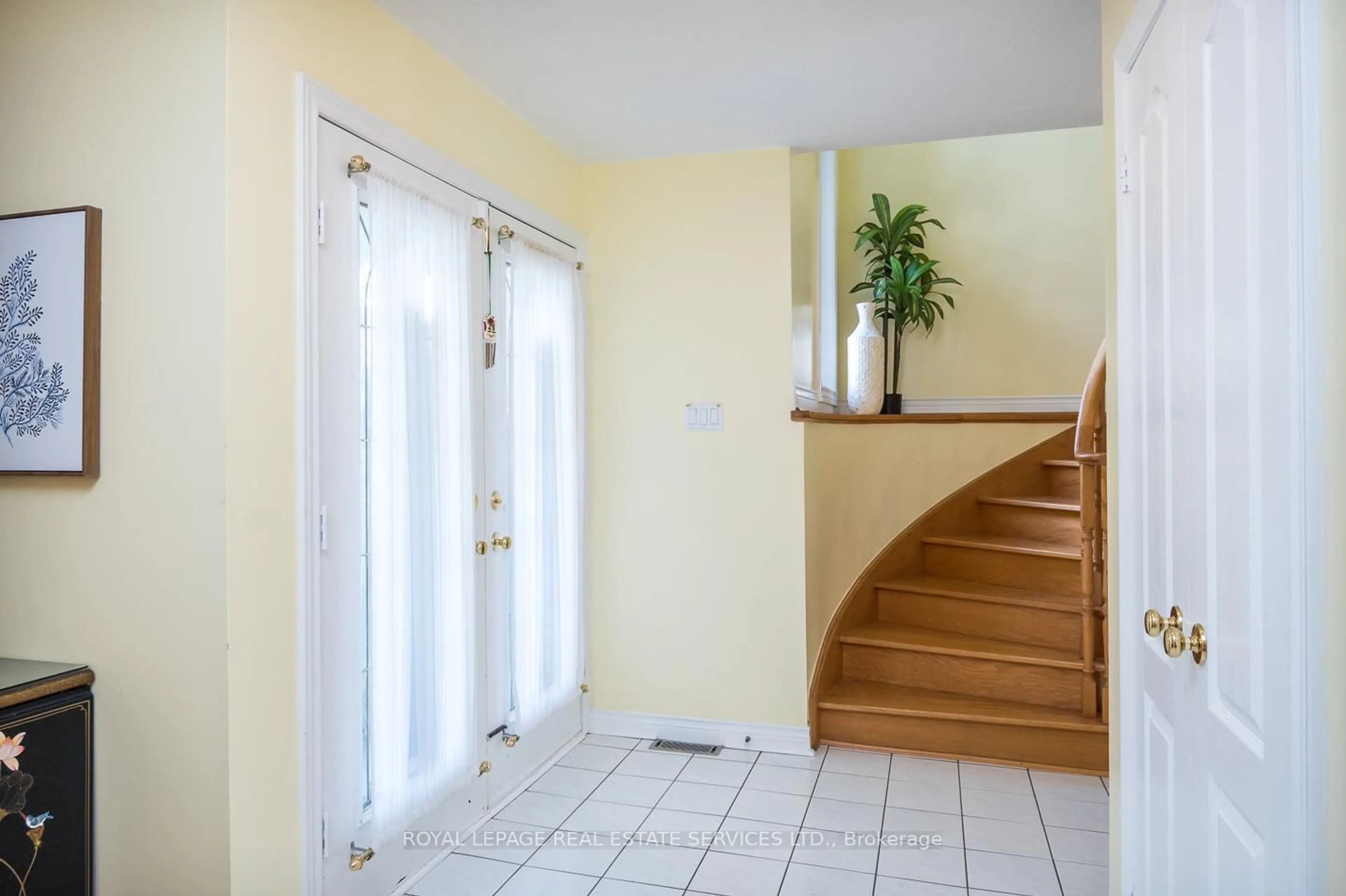 Indoor foyer for 4810 Rathkeale Rd, Mississauga Ontario L5V 1H3