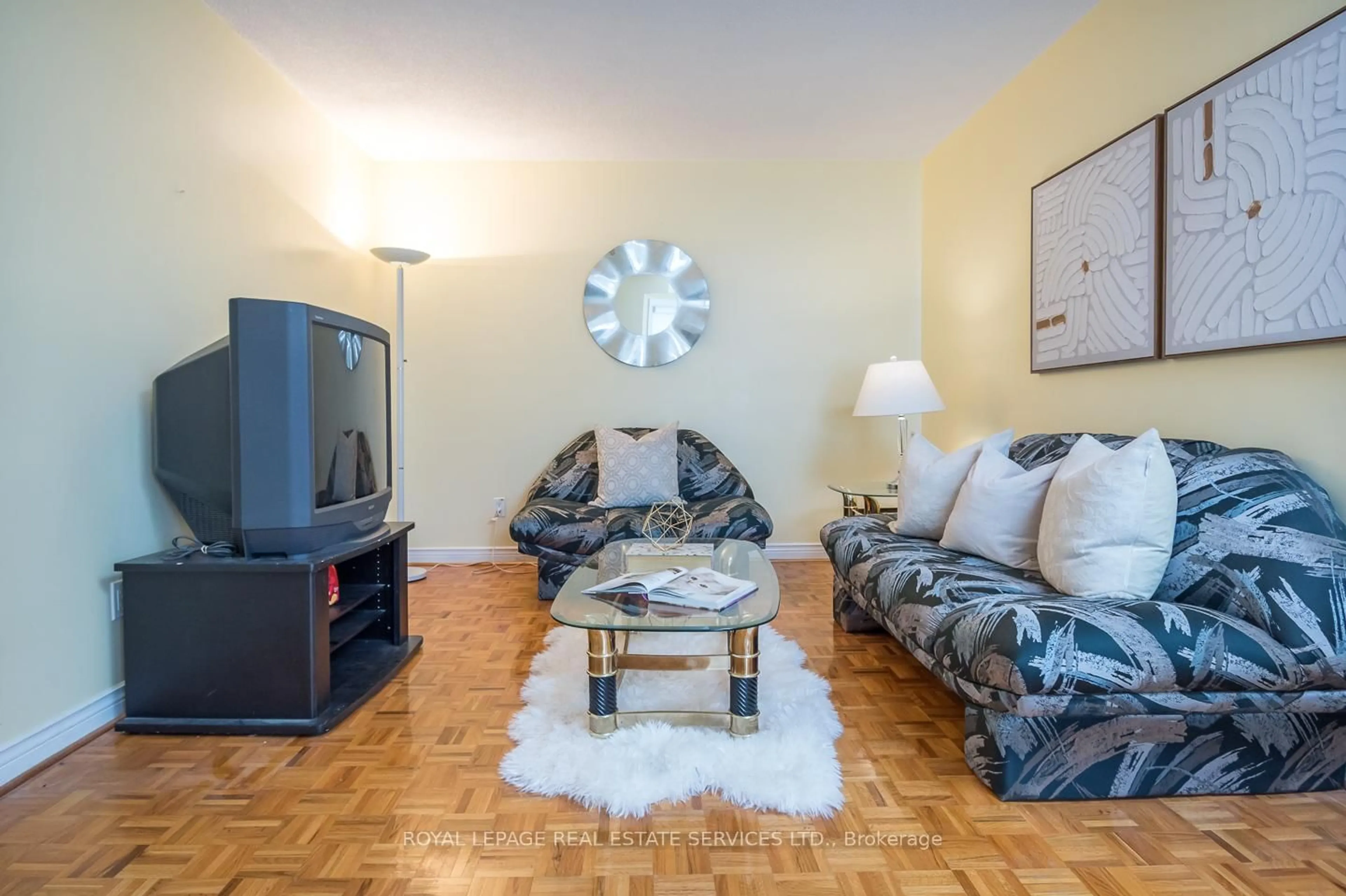 Living room with furniture, wood/laminate floor for 4810 Rathkeale Rd, Mississauga Ontario L5V 1H3