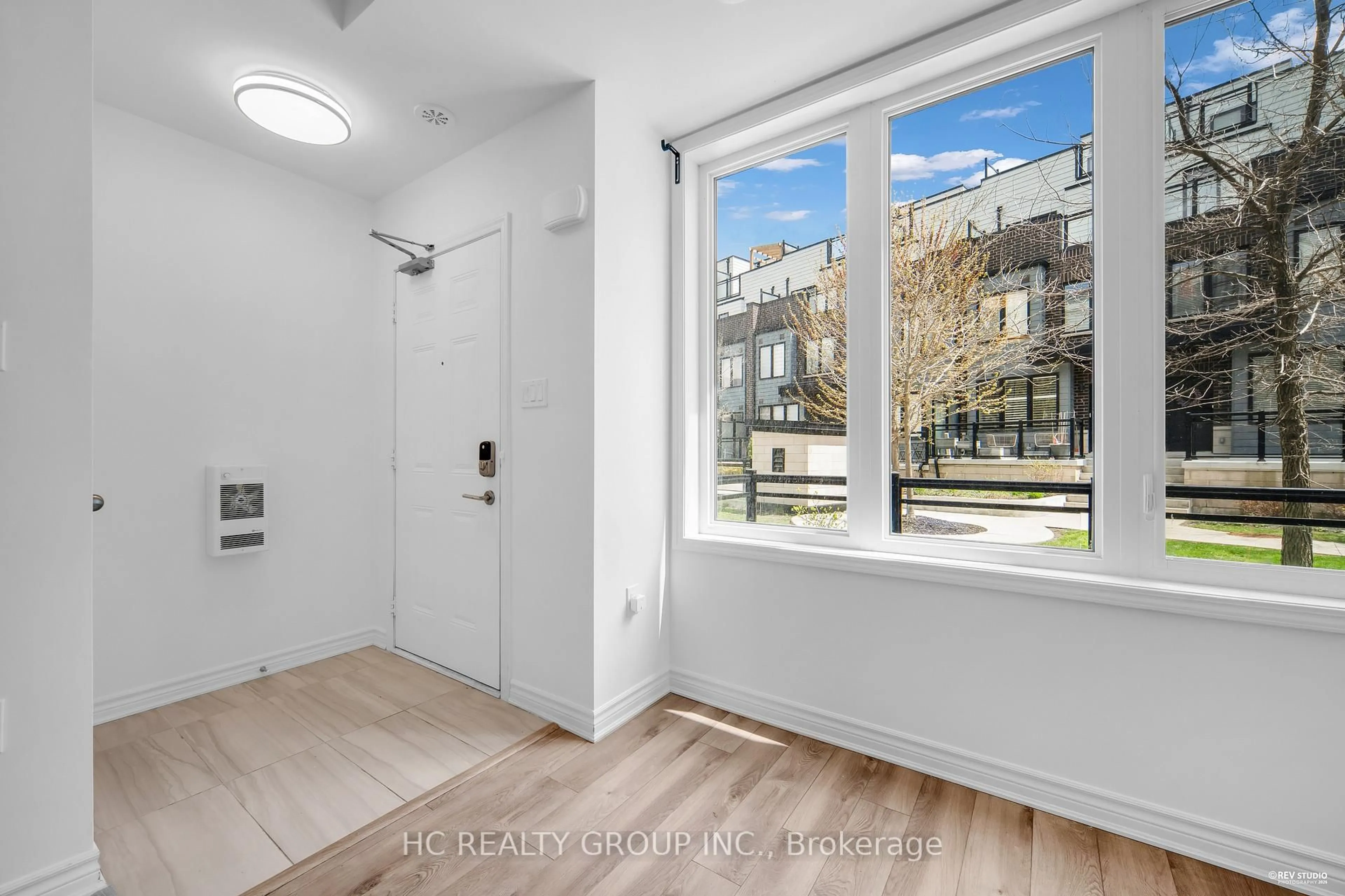 Indoor entryway for 2212 BROMSGROVE Rd, Mississauga Ontario L5J 0B3