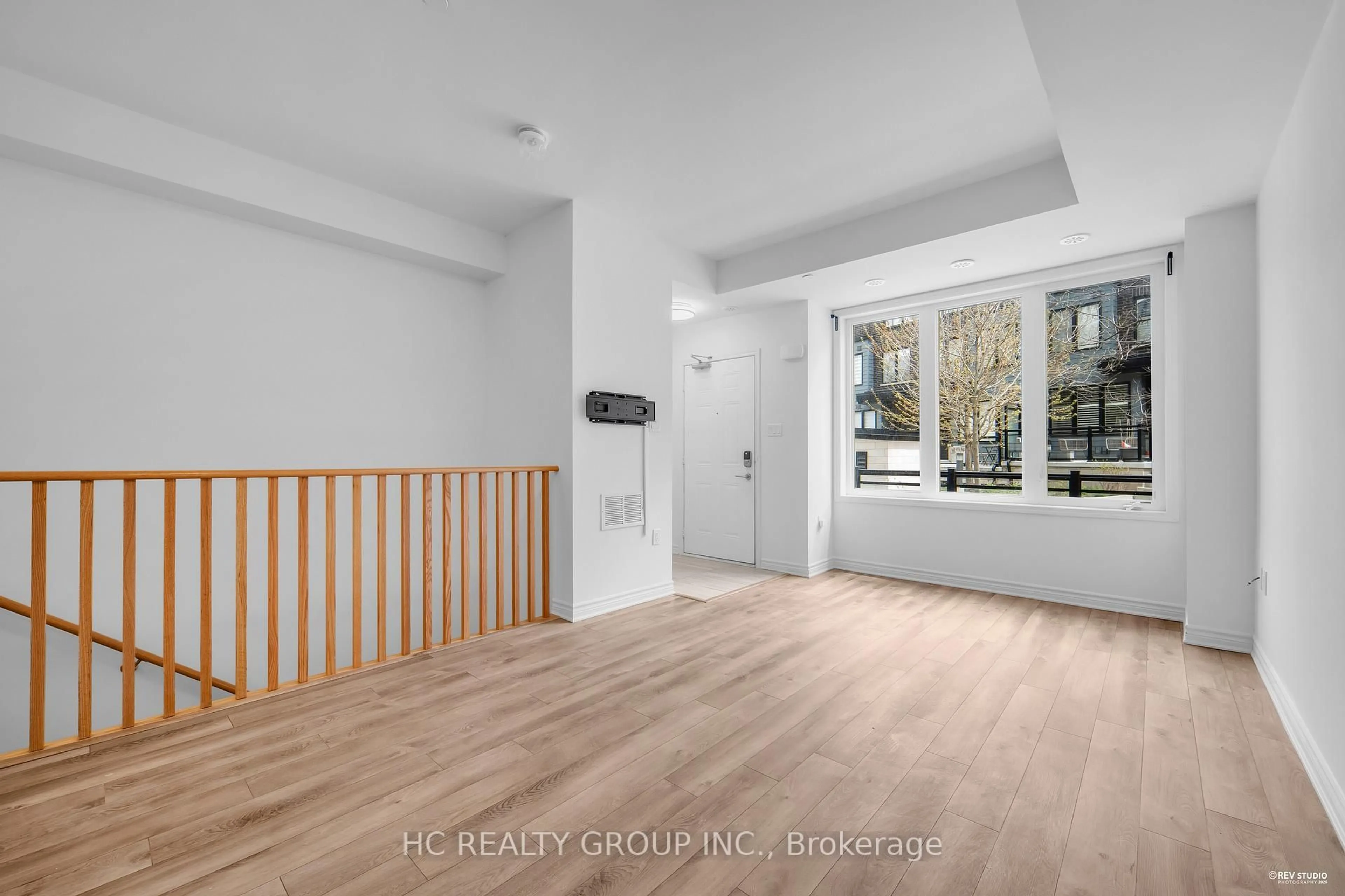 Indoor entryway for 2212 BROMSGROVE Rd, Mississauga Ontario L5J 0B3
