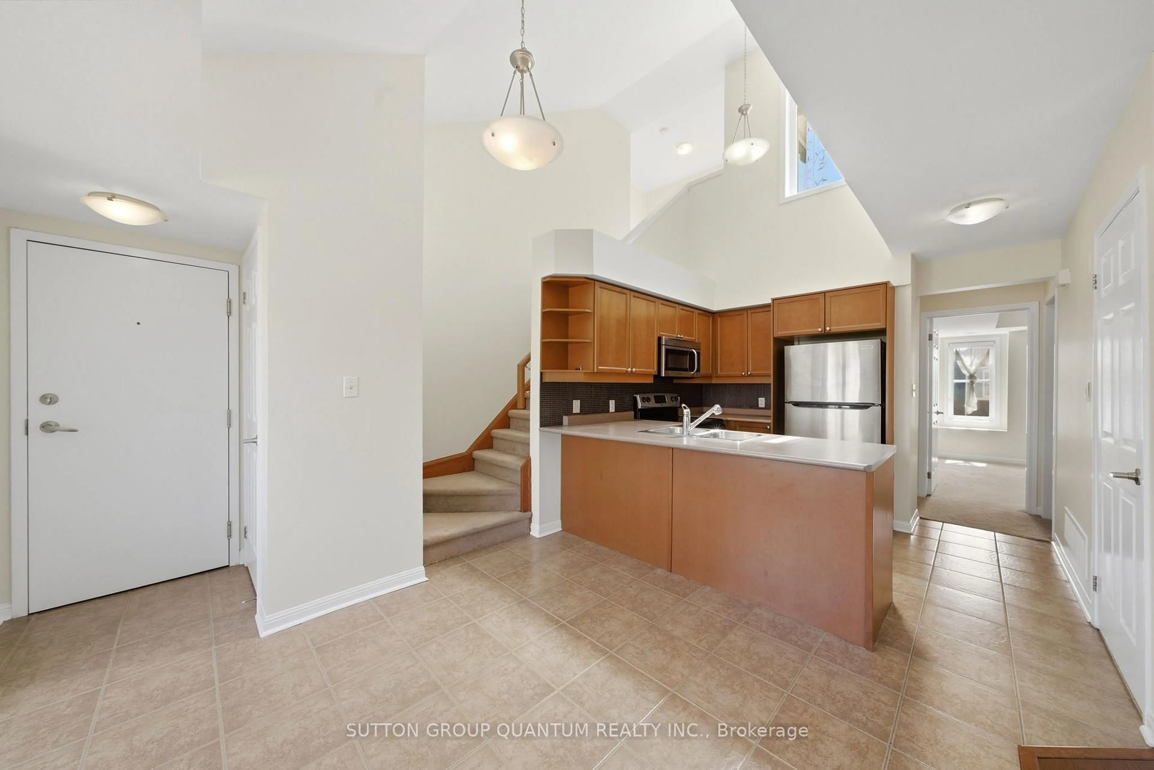 Open concept kitchen, ceramic/tile floor for 594 Shoreline Dr #3, Mississauga Ontario L5B 0A8