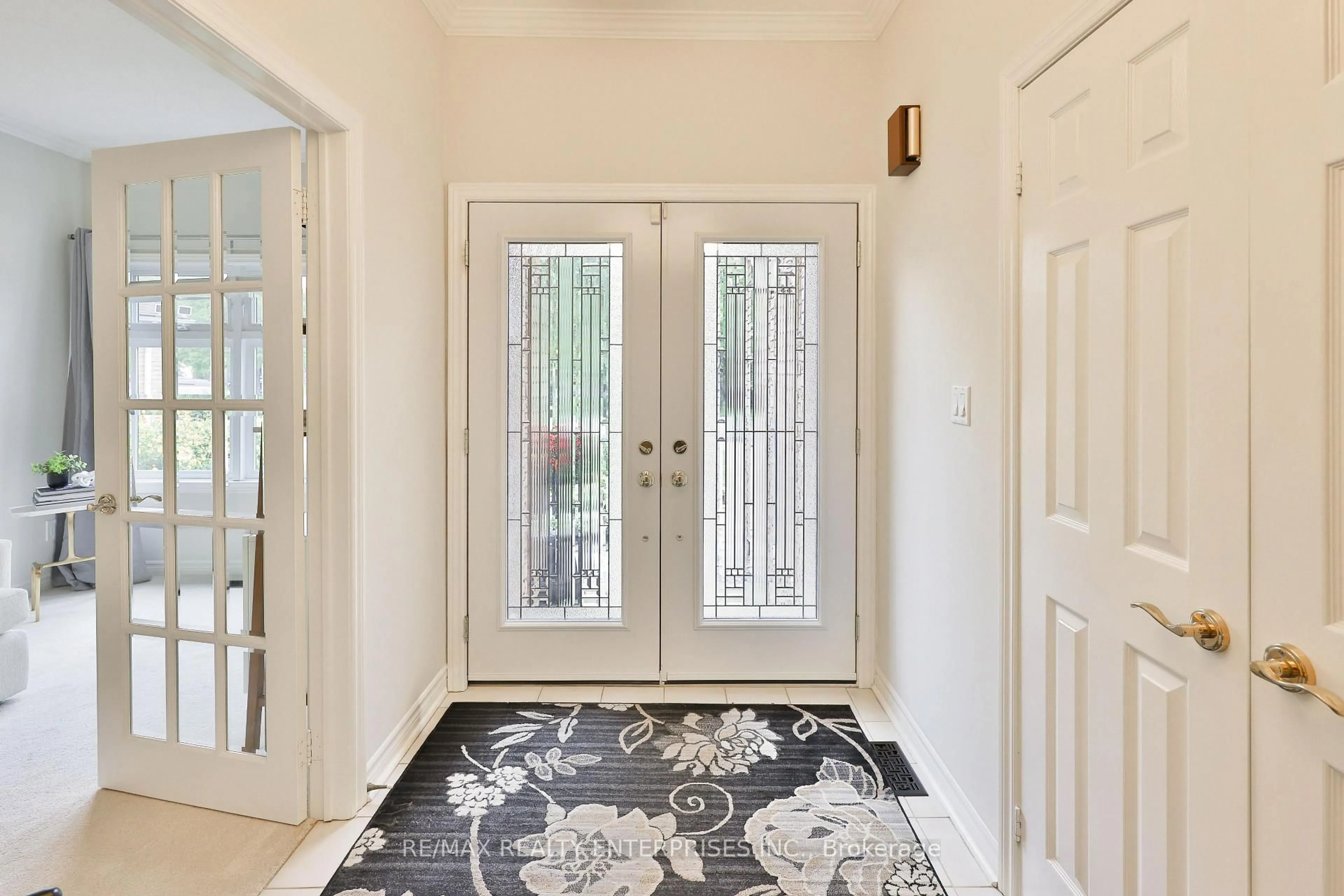 Indoor entryway for 431 Naomi Cres, Mississauga Ontario L5B 3S7