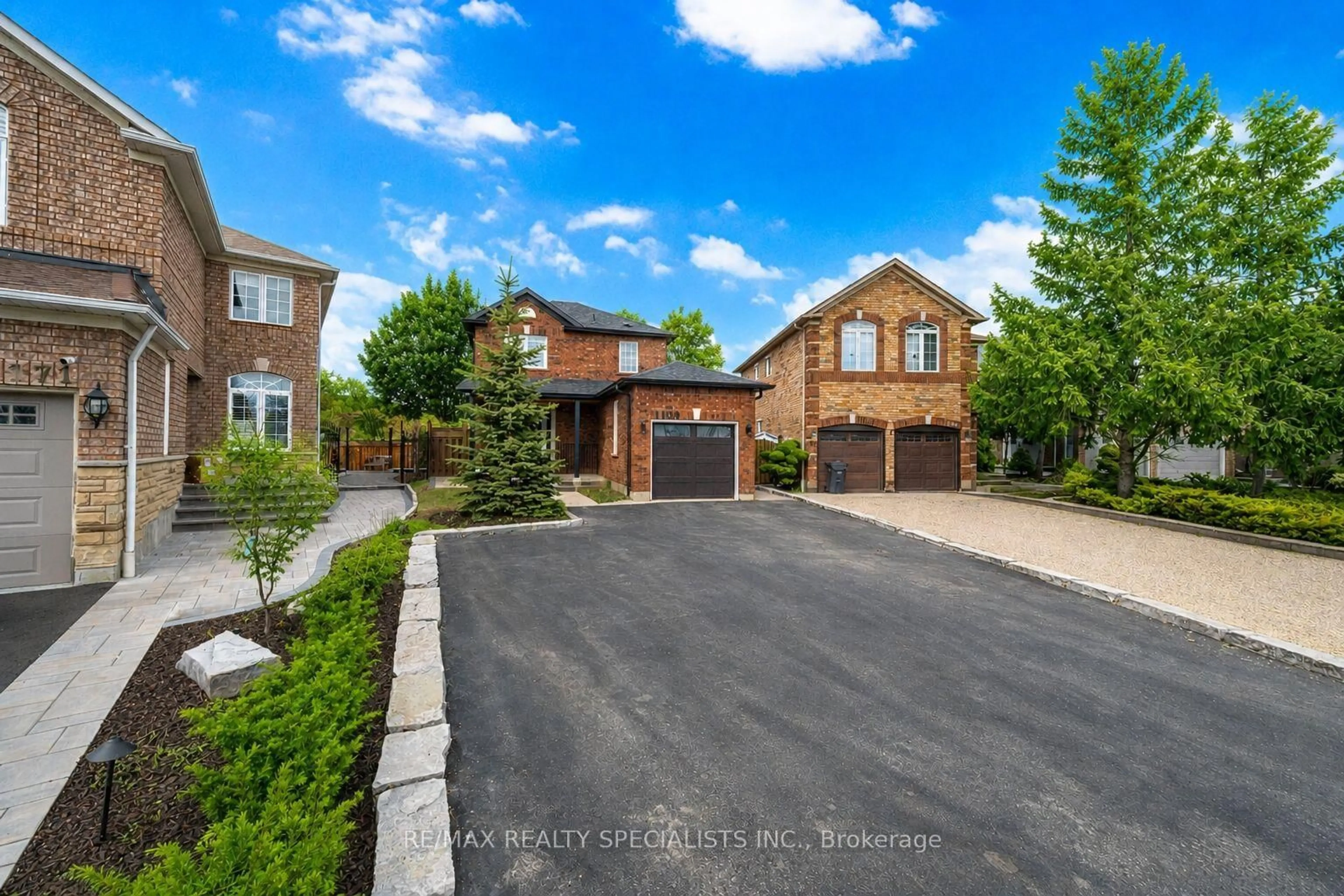 A pic from outside/outdoor area/front of a property/back of a property/a pic from drone, street for 1169 Barnswallow Crt, Mississauga Ontario L5V 2J6