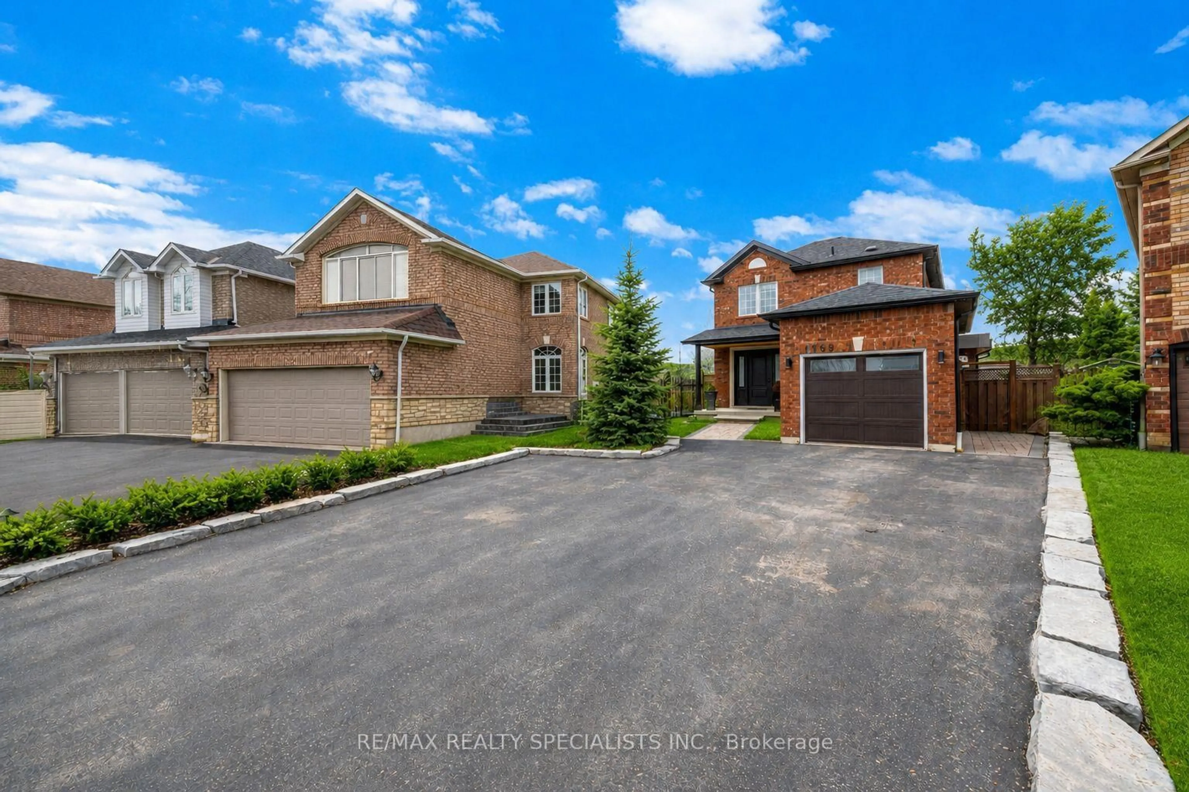 A pic from outside/outdoor area/front of a property/back of a property/a pic from drone, street for 1169 Barnswallow Crt, Mississauga Ontario L5V 2J6