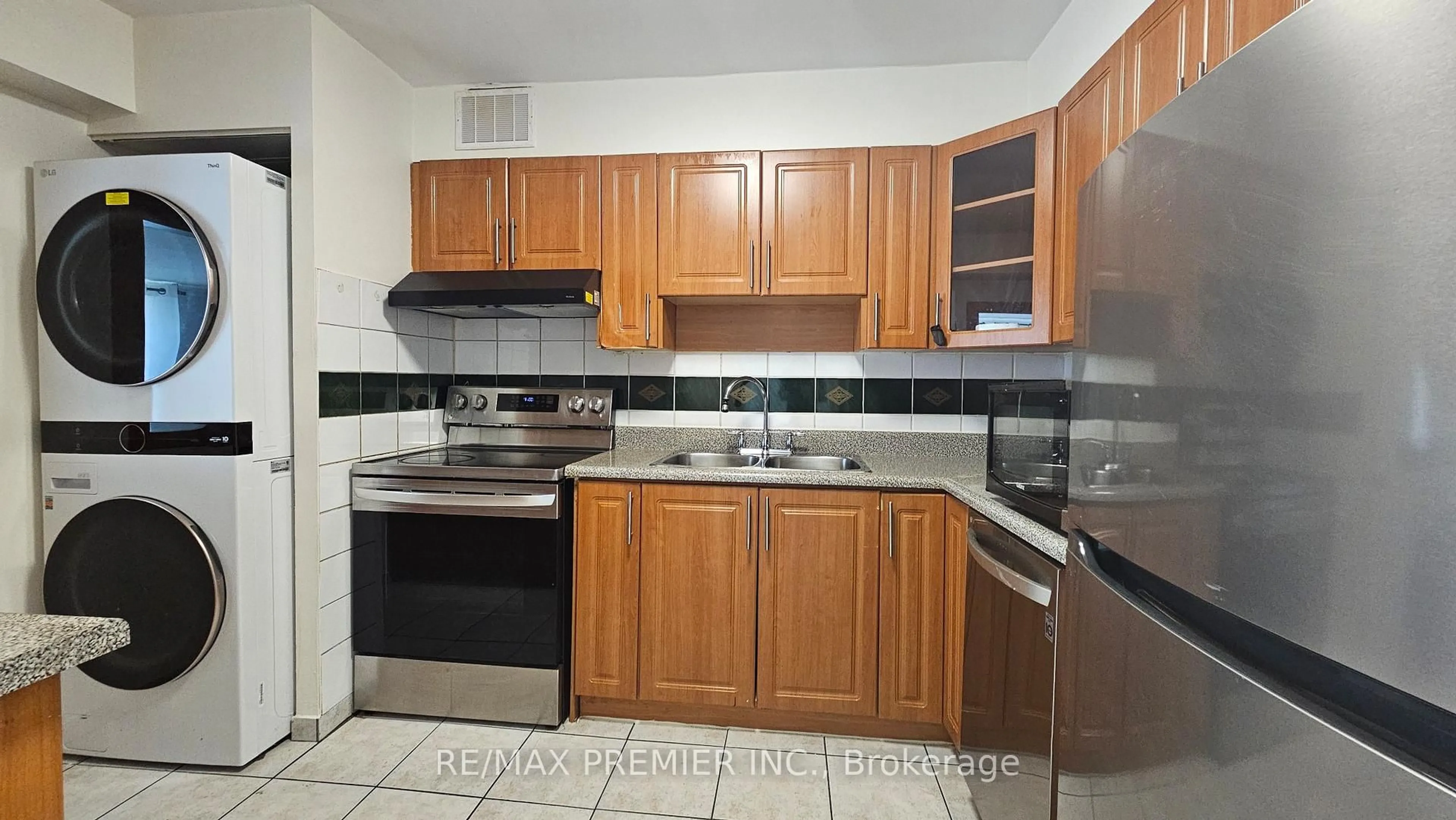 Standard kitchen, ceramic/tile floor for 5 San Romano Way #705, Toronto Ontario M3N 2Y4