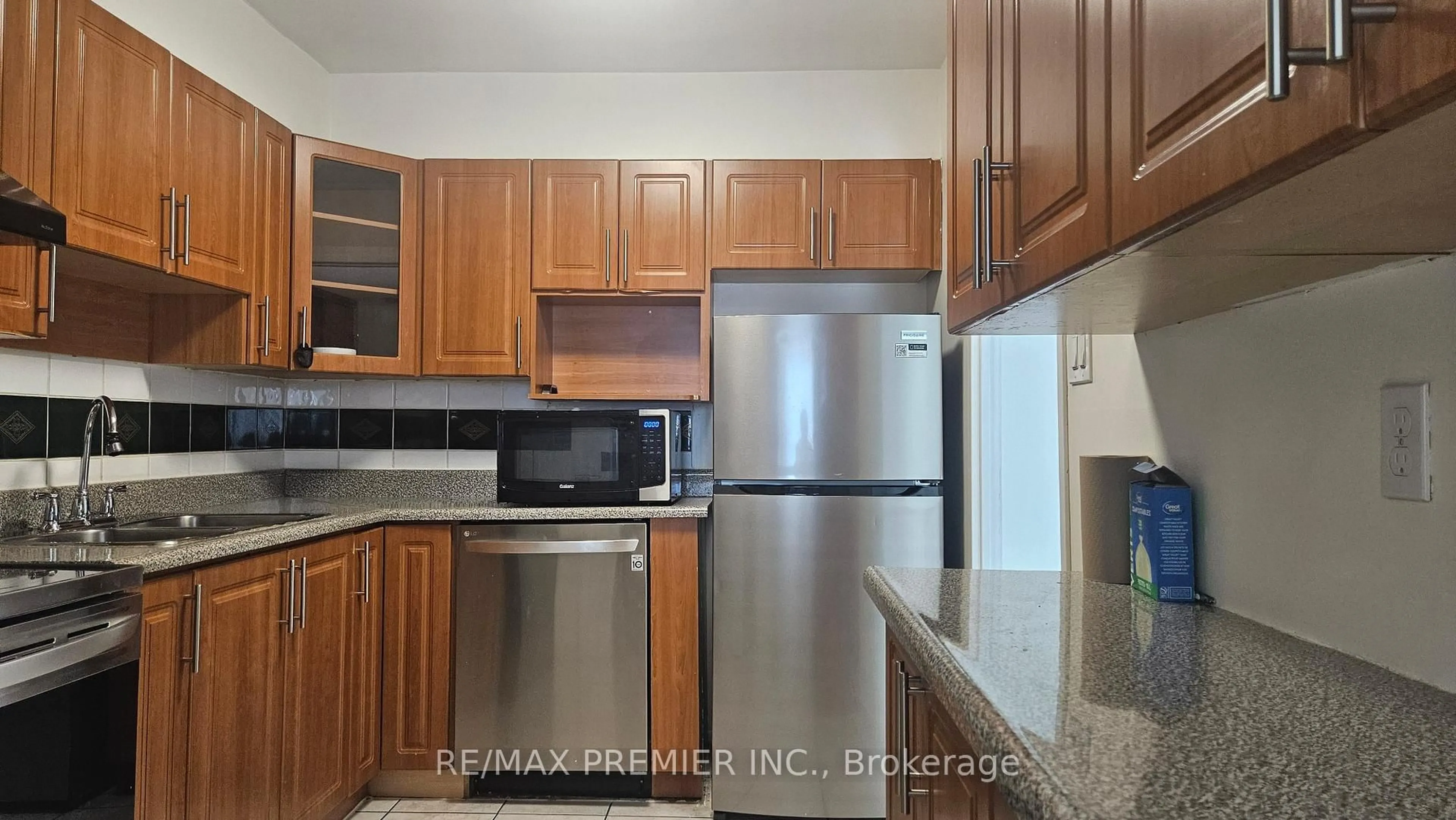 Standard kitchen, unknown for 5 San Romano Way #705, Toronto Ontario M3N 2Y4