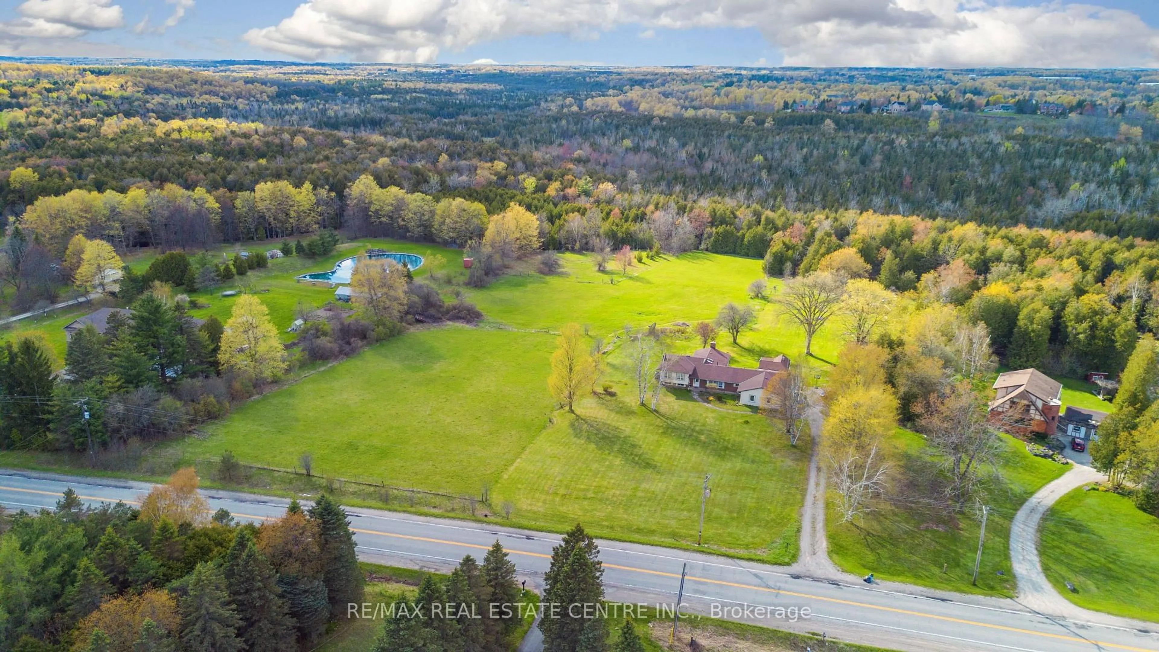 A pic from outside/outdoor area/front of a property/back of a property/a pic from drone, unknown for 6649 25 Sdrd, Halton Hills Ontario L7J 2L7