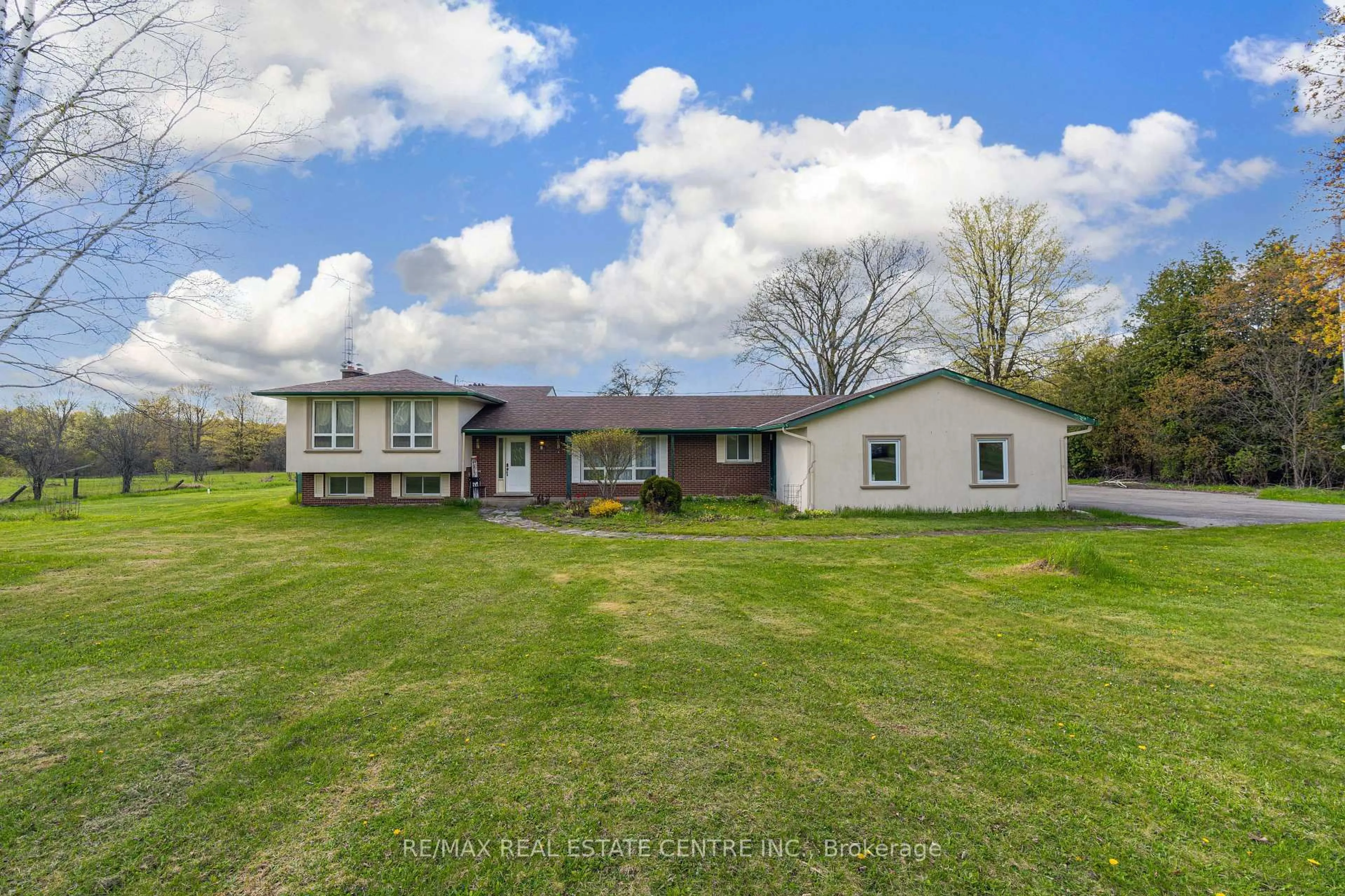 A pic from outside/outdoor area/front of a property/back of a property/a pic from drone, unknown for 6649 25 Sdrd, Halton Hills Ontario L7J 2L7