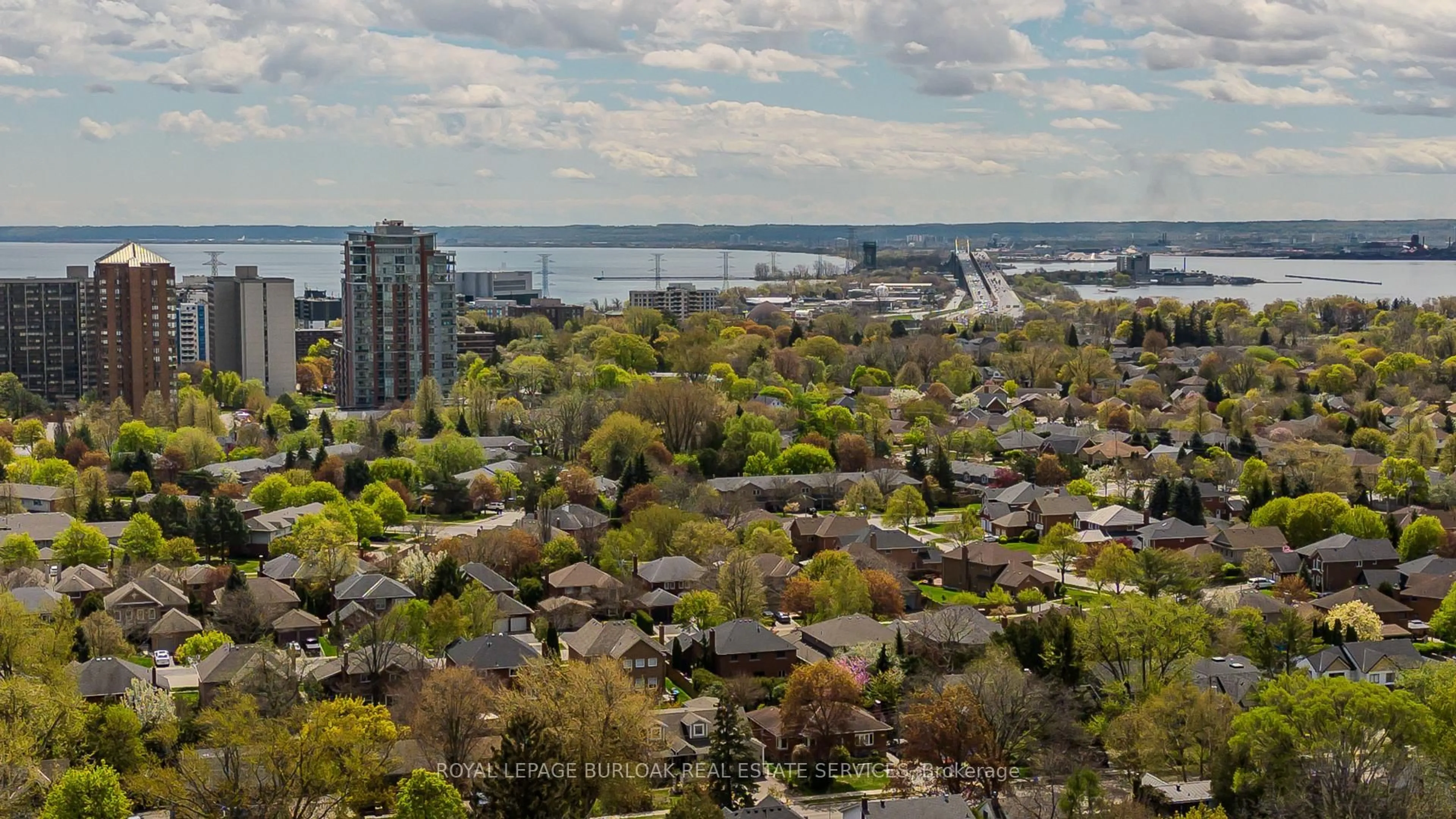 A pic from outside/outdoor area/front of a property/back of a property/a pic from drone, city buildings view from balcony for 754 Hawkins Cres, Burlington Ontario L7S 2E2