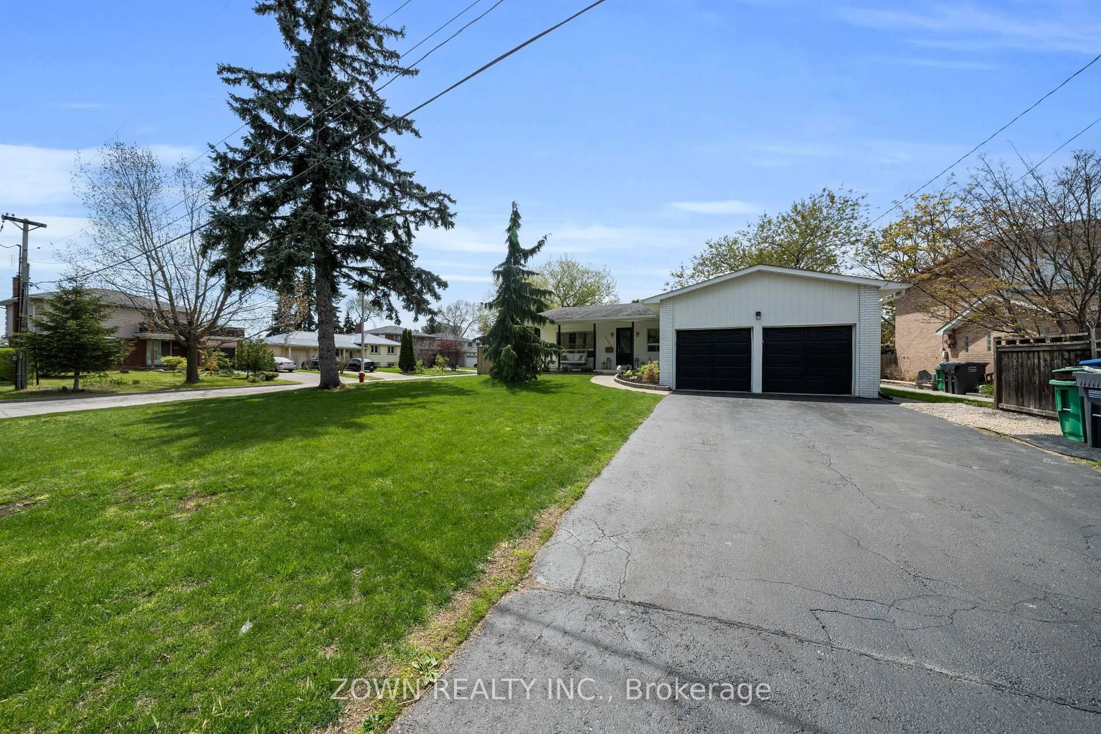 A pic from outside/outdoor area/front of a property/back of a property/a pic from drone, street for 2330 Edenhurst Dr, Mississauga Ontario L5A 2K9