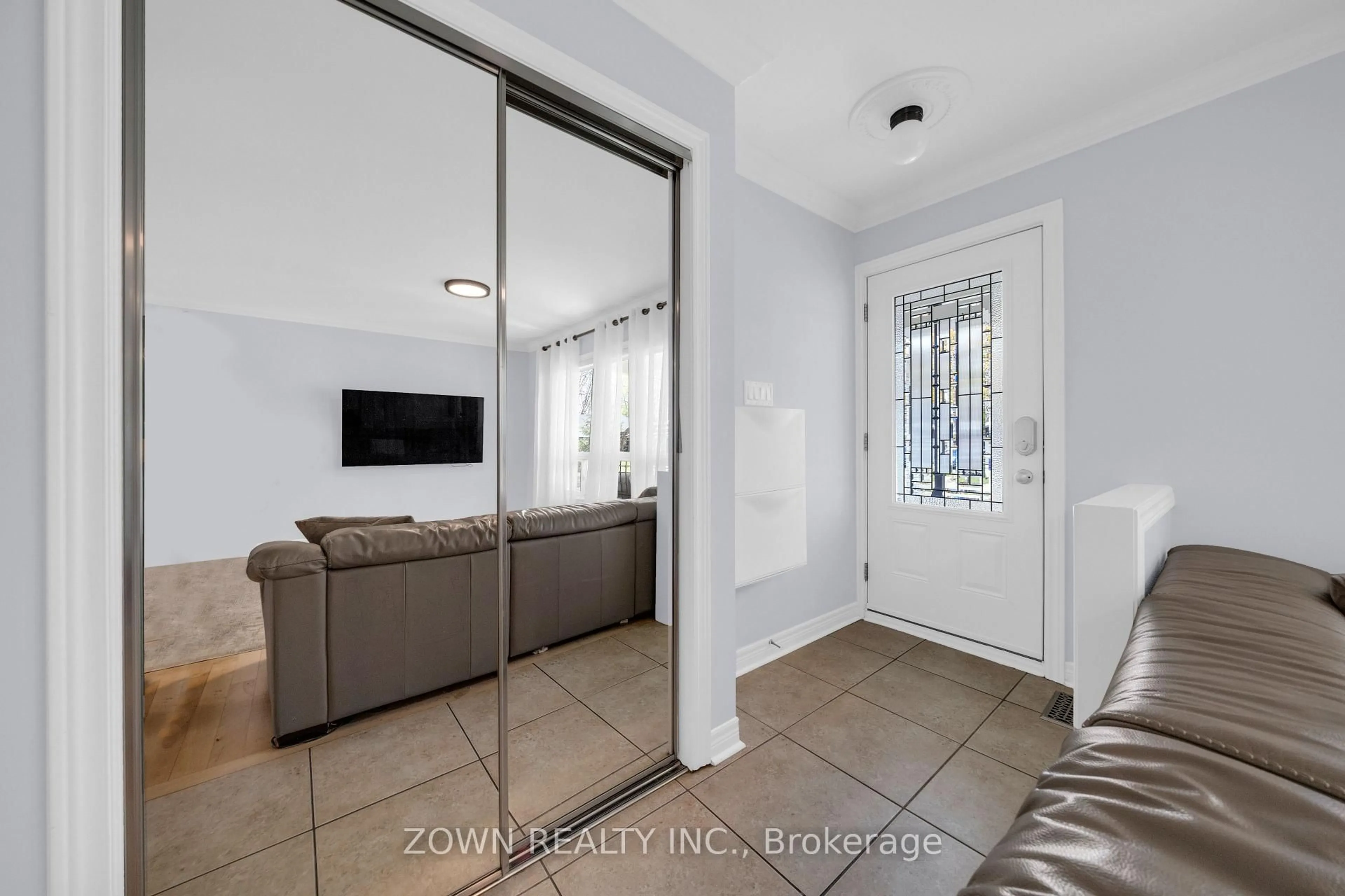 Indoor entryway for 2330 Edenhurst Dr, Mississauga Ontario L5A 2K9