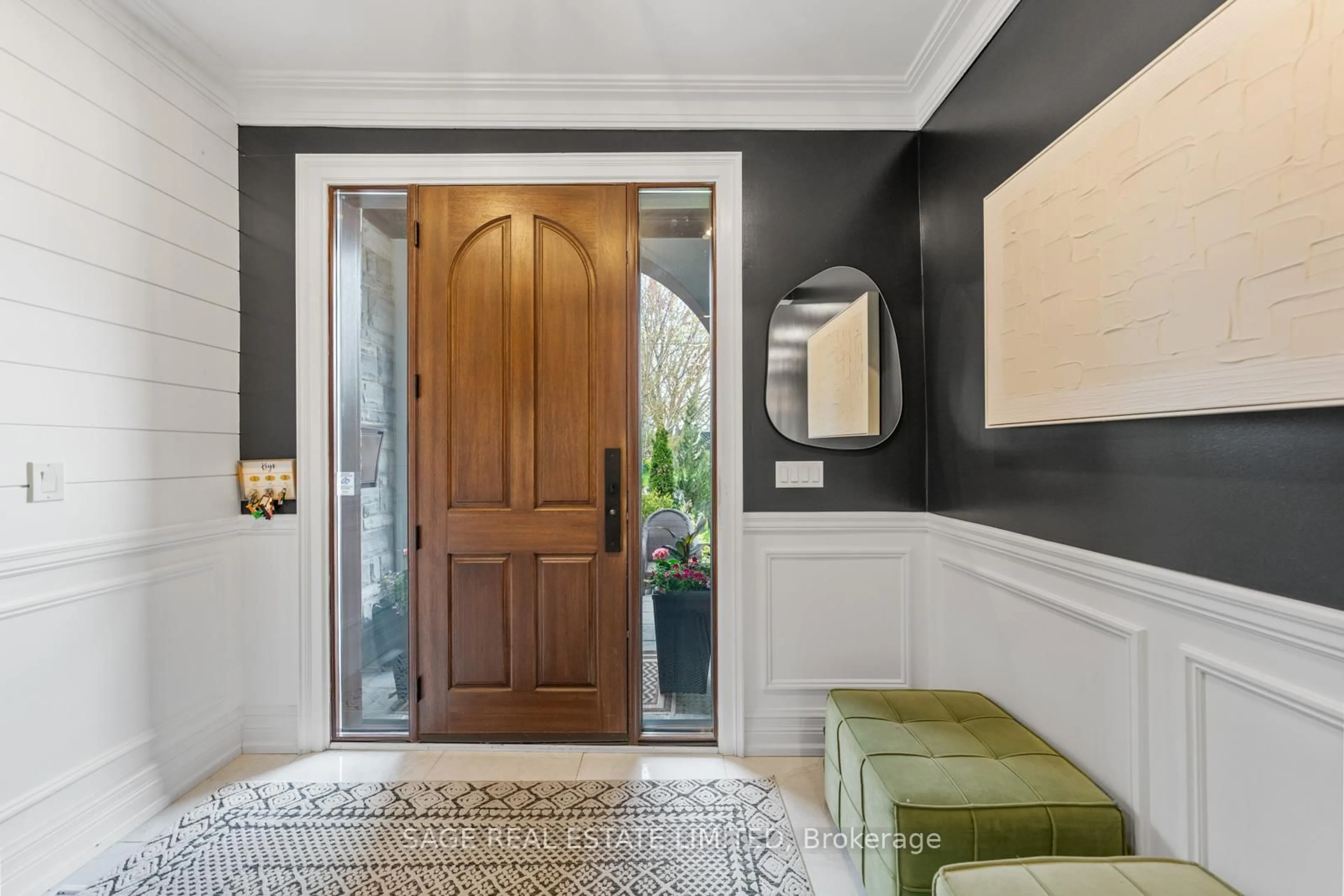 Indoor entryway for 1355 Applewood Rd, Mississauga Ontario L5E 2M1
