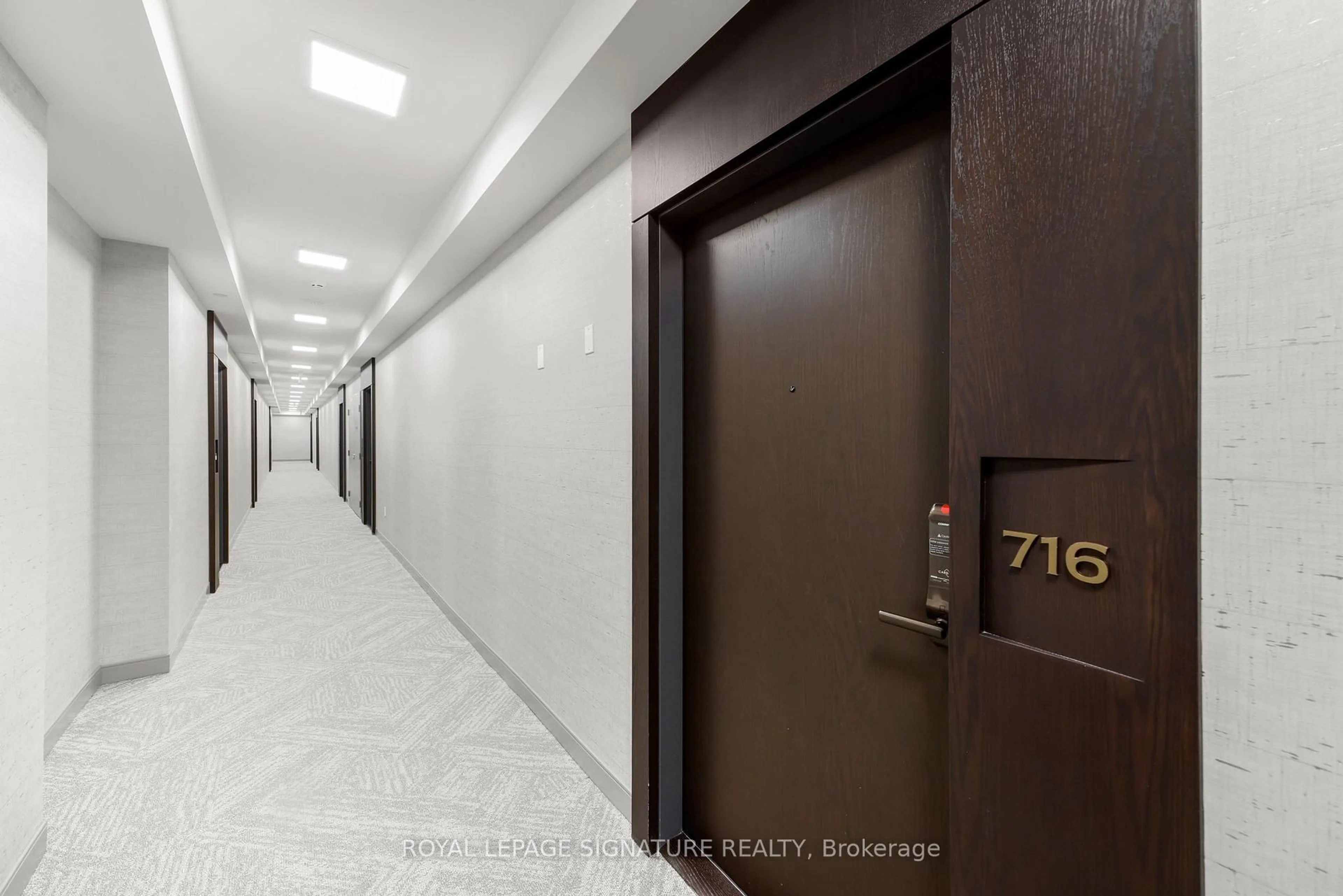 Indoor foyer for 412 Silver Maple Rd, Oakville Ontario L6H 0S2