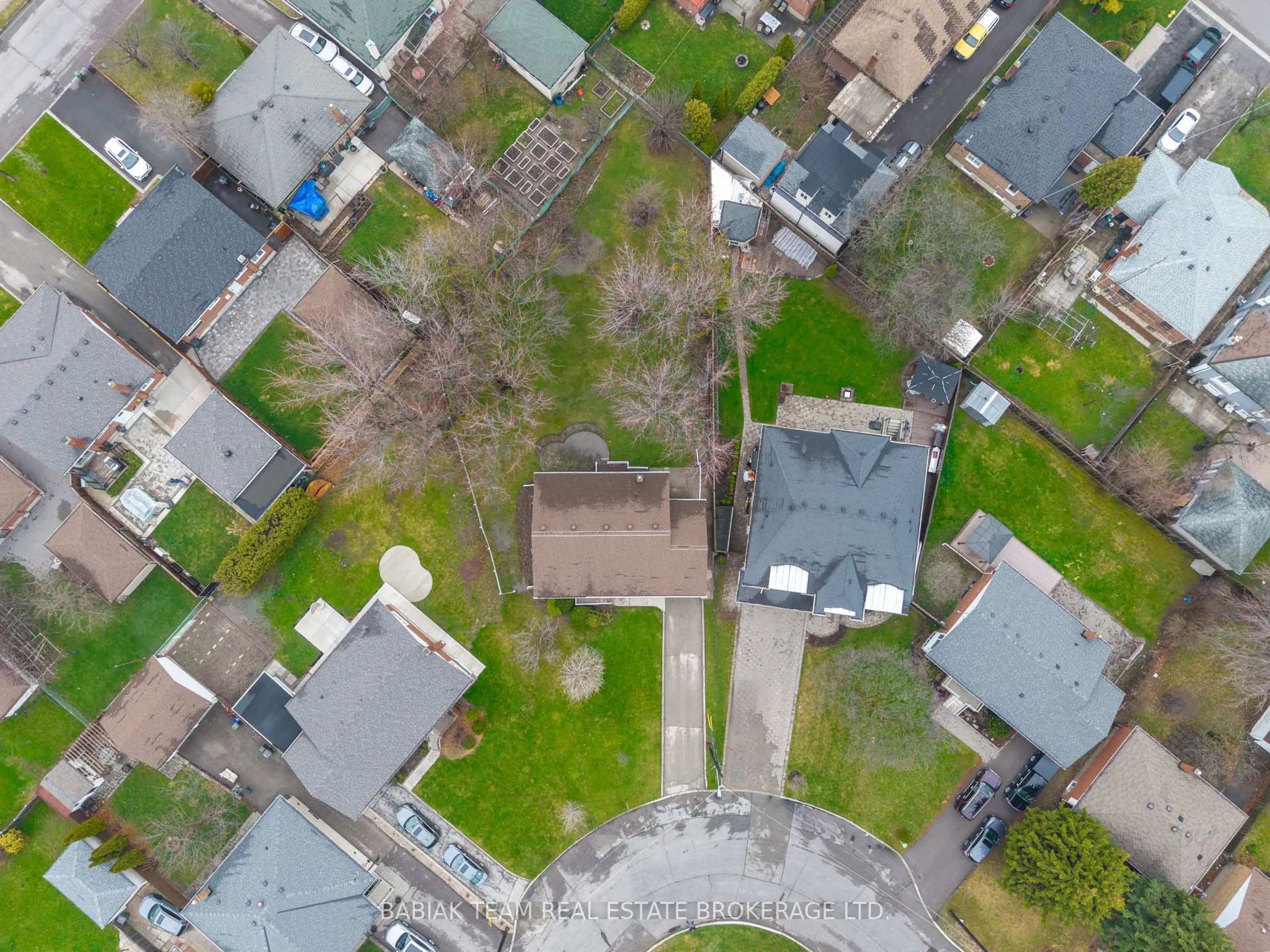 A pic from outside/outdoor area/front of a property/back of a property/a pic from drone, street for 9 Camborne Ave, Toronto Ontario M3M 2P9