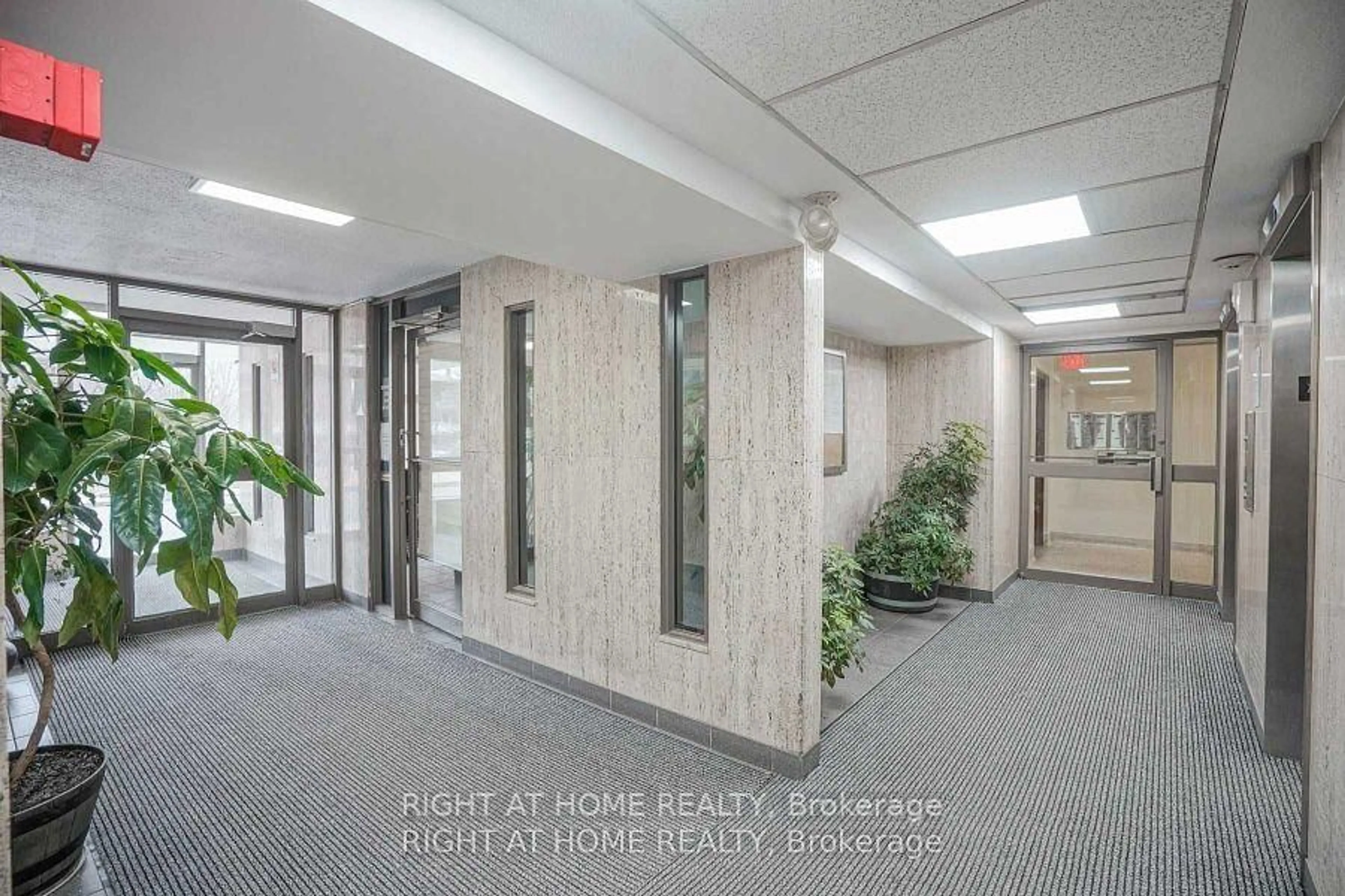 Indoor foyer for 235 Grandravine Dr #1001, Toronto Ontario M3N 1J2