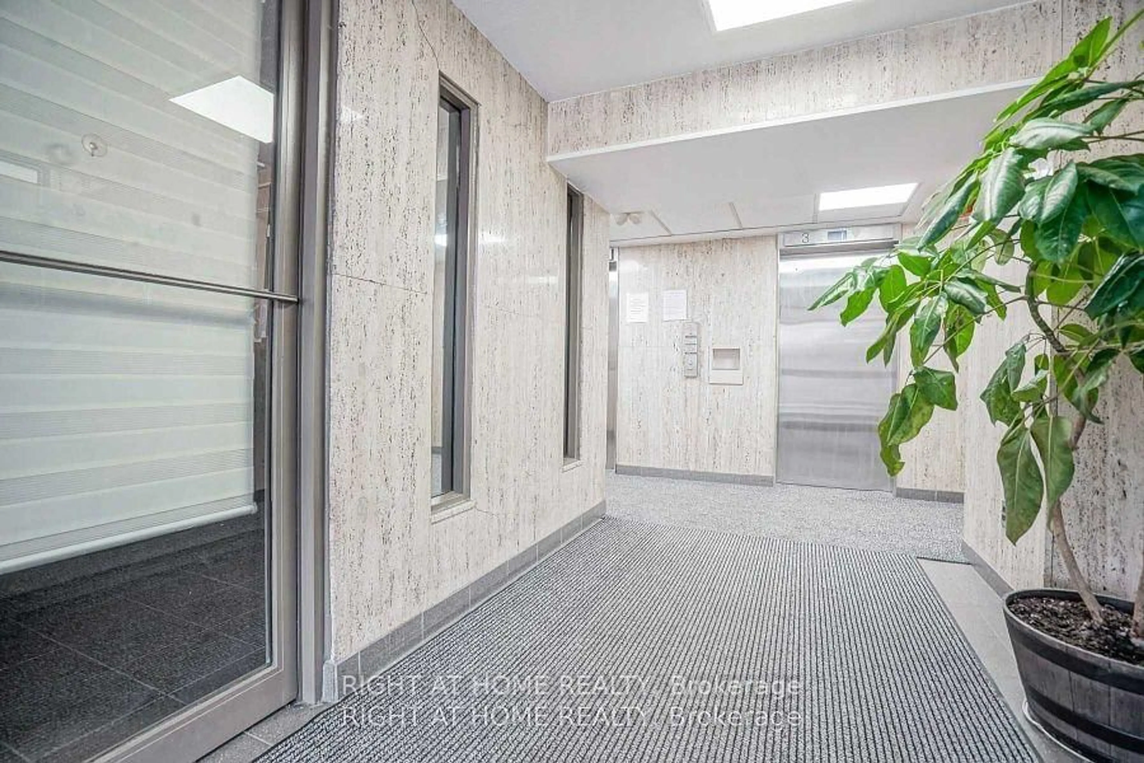 Indoor foyer for 235 Grandravine Dr #1001, Toronto Ontario M3N 1J2