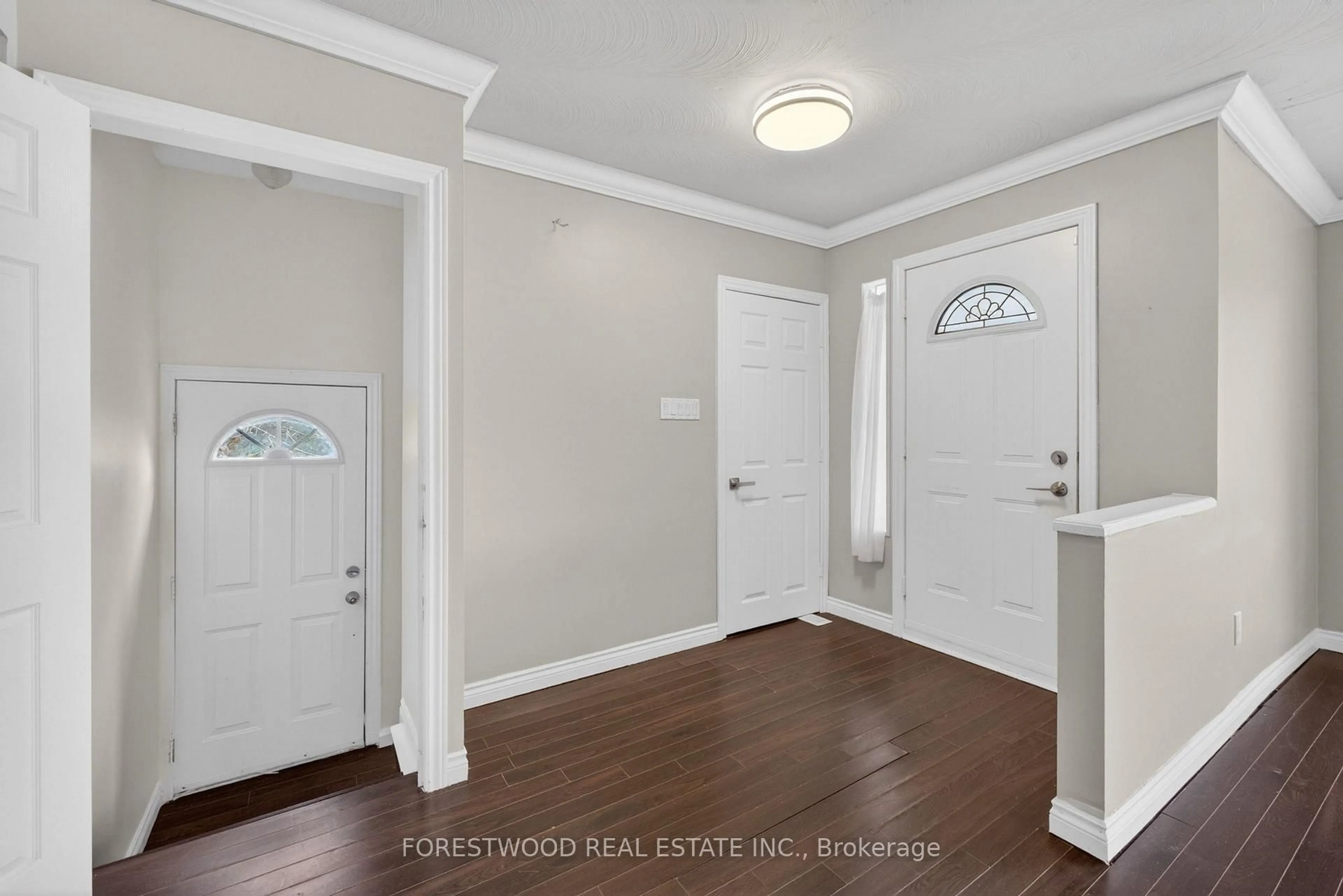 Indoor entryway for 1157 Newton Rd, Oakville Ontario L6H 2A1