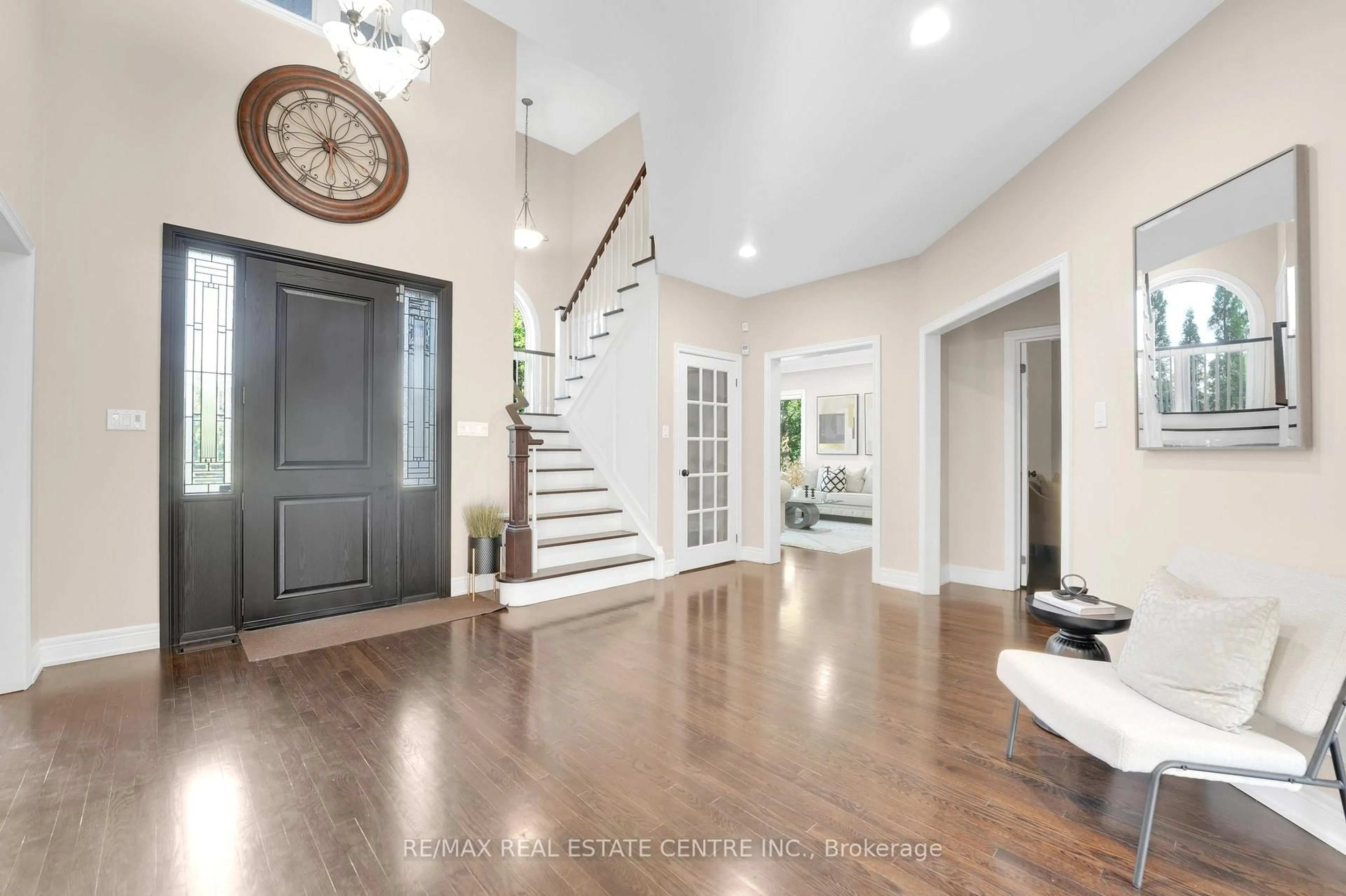 Indoor entryway for 11135 Menzies Crt, Milton Ontario L0P 1B0