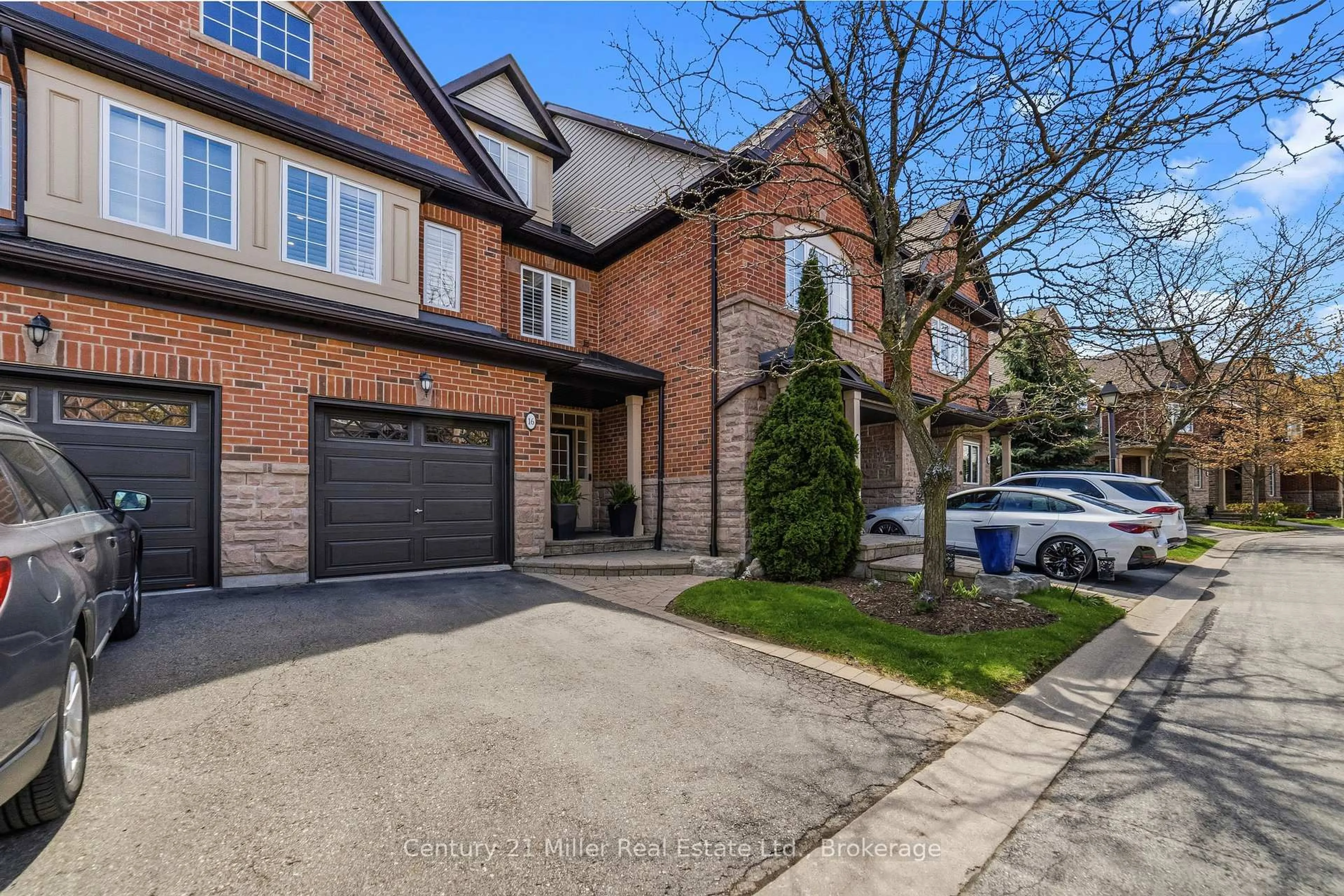 Home with brick exterior material, street for 300 Ravineview Way #16, Oakville Ontario L6H 7J1