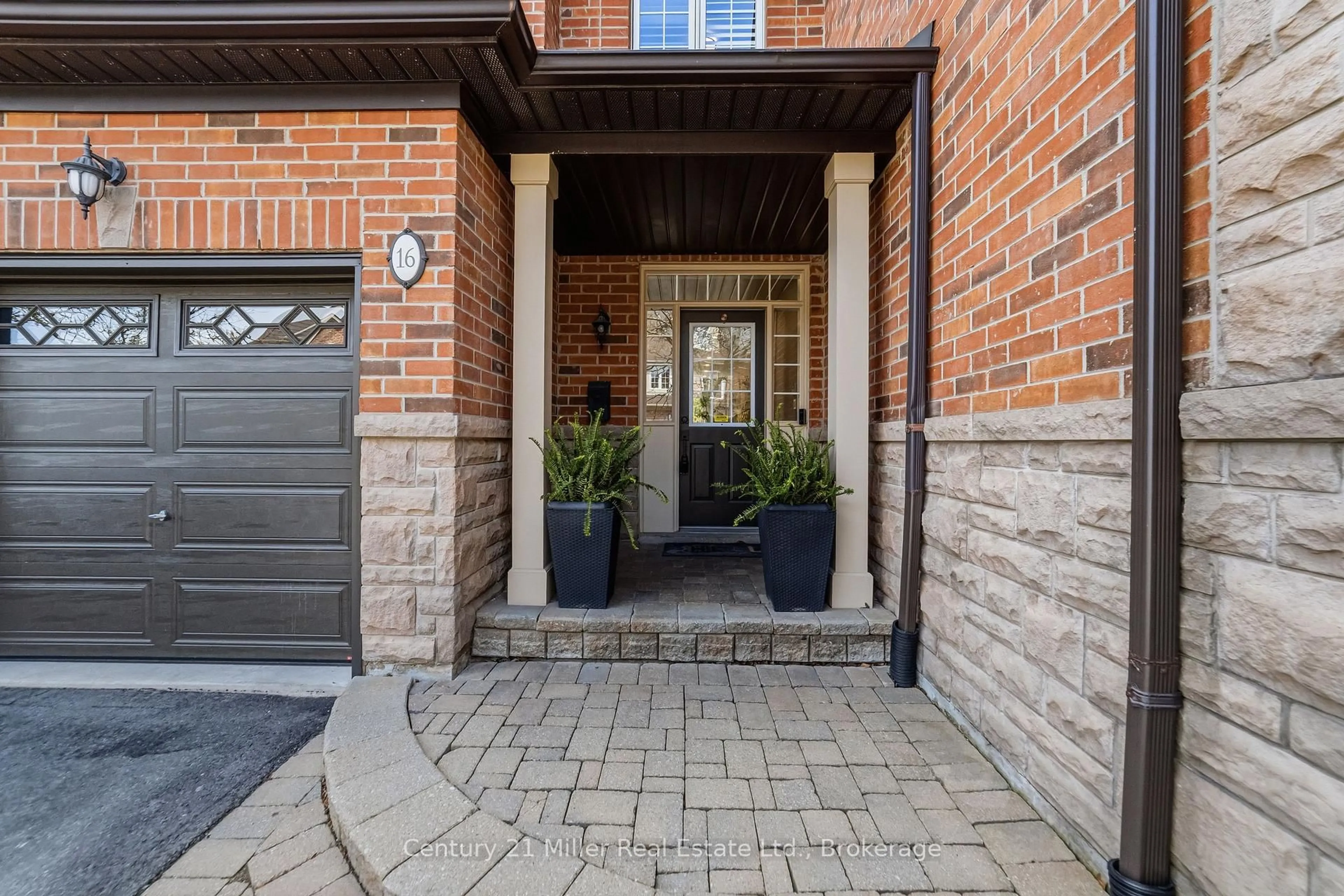Home with brick exterior material, street for 300 Ravineview Way #16, Oakville Ontario L6H 7J1