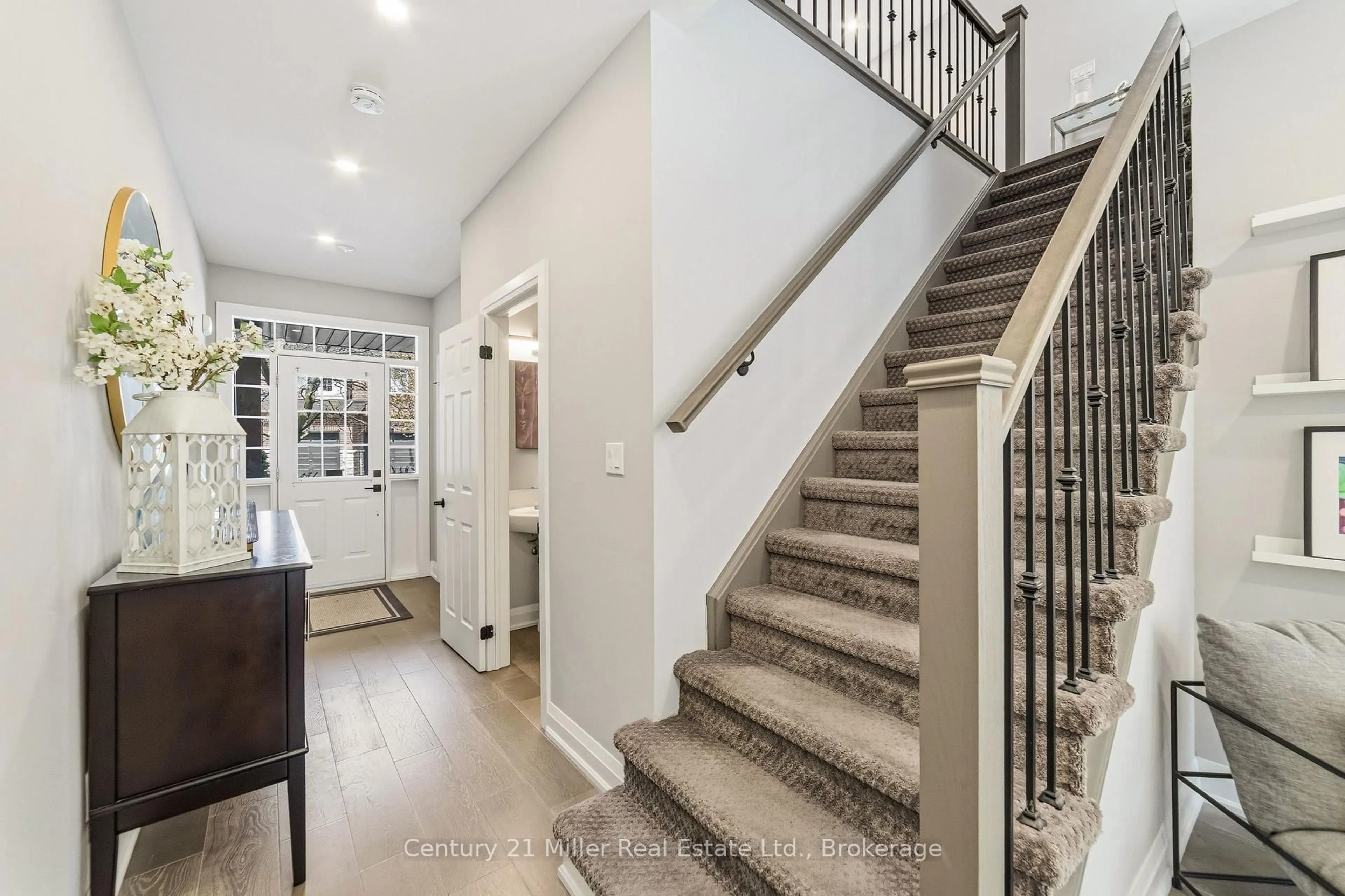 Indoor entryway for 300 Ravineview Way #16, Oakville Ontario L6H 7J1