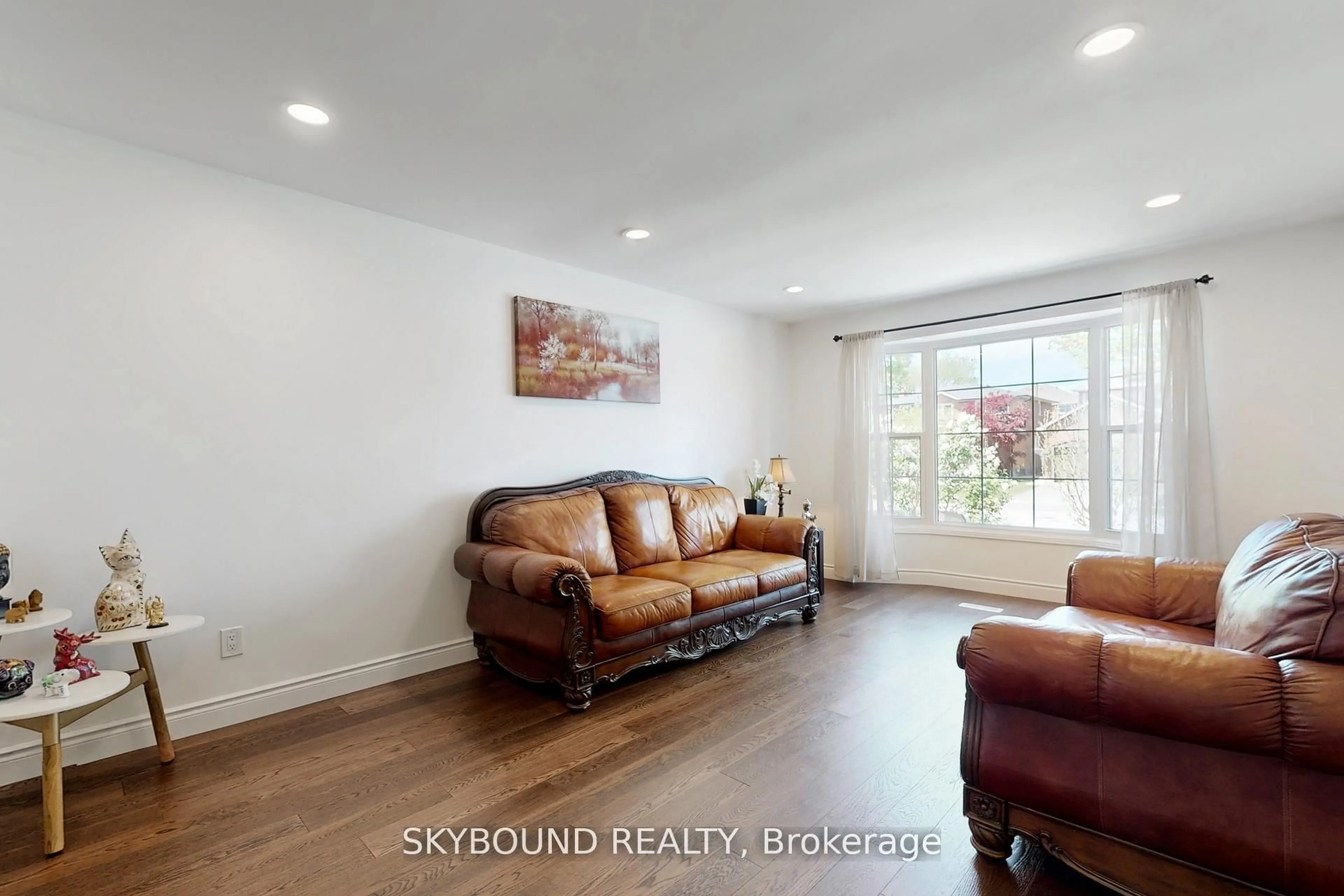 Living room with furniture, unknown for 2088 Madden Blvd, Oakville Ontario L6H 3L6