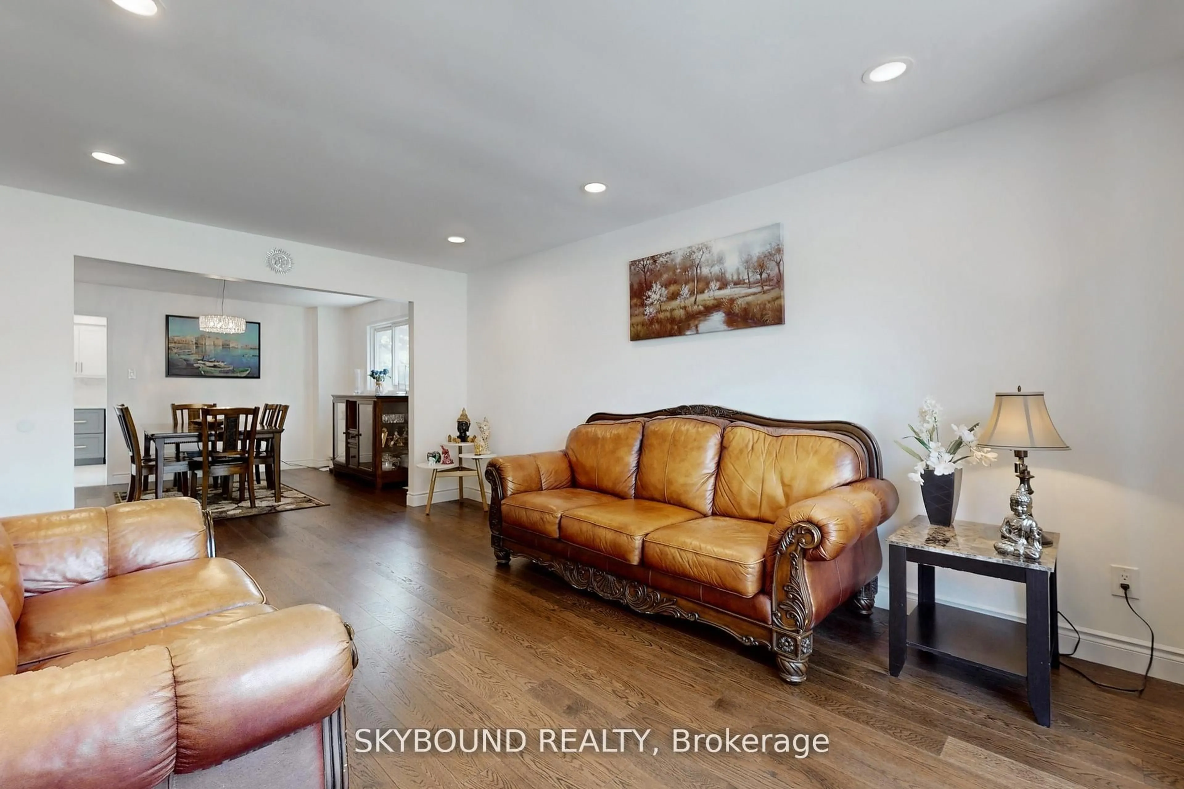 Living room with furniture, unknown for 2088 Madden Blvd, Oakville Ontario L6H 3L6