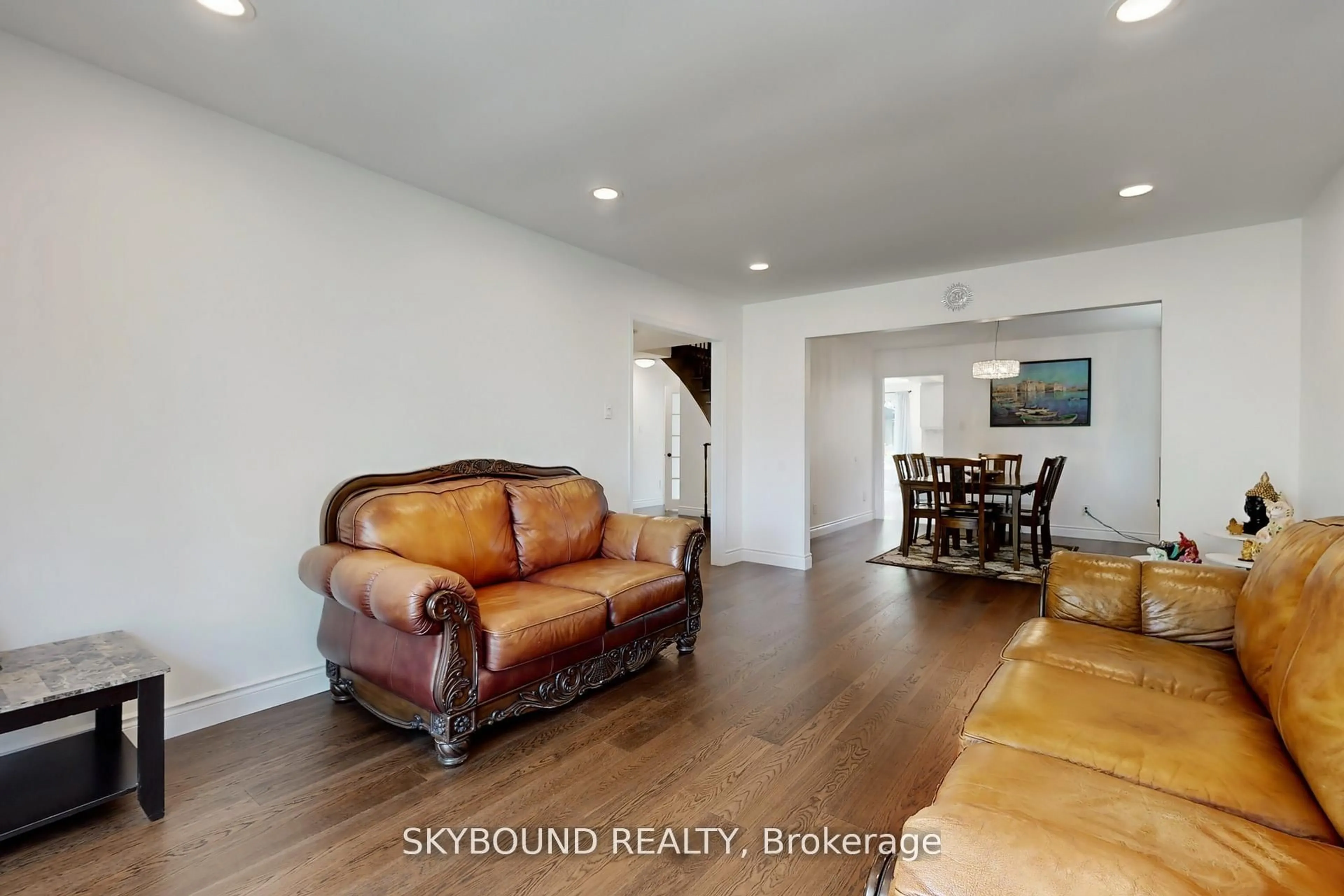 Living room with furniture, unknown for 2088 Madden Blvd, Oakville Ontario L6H 3L6