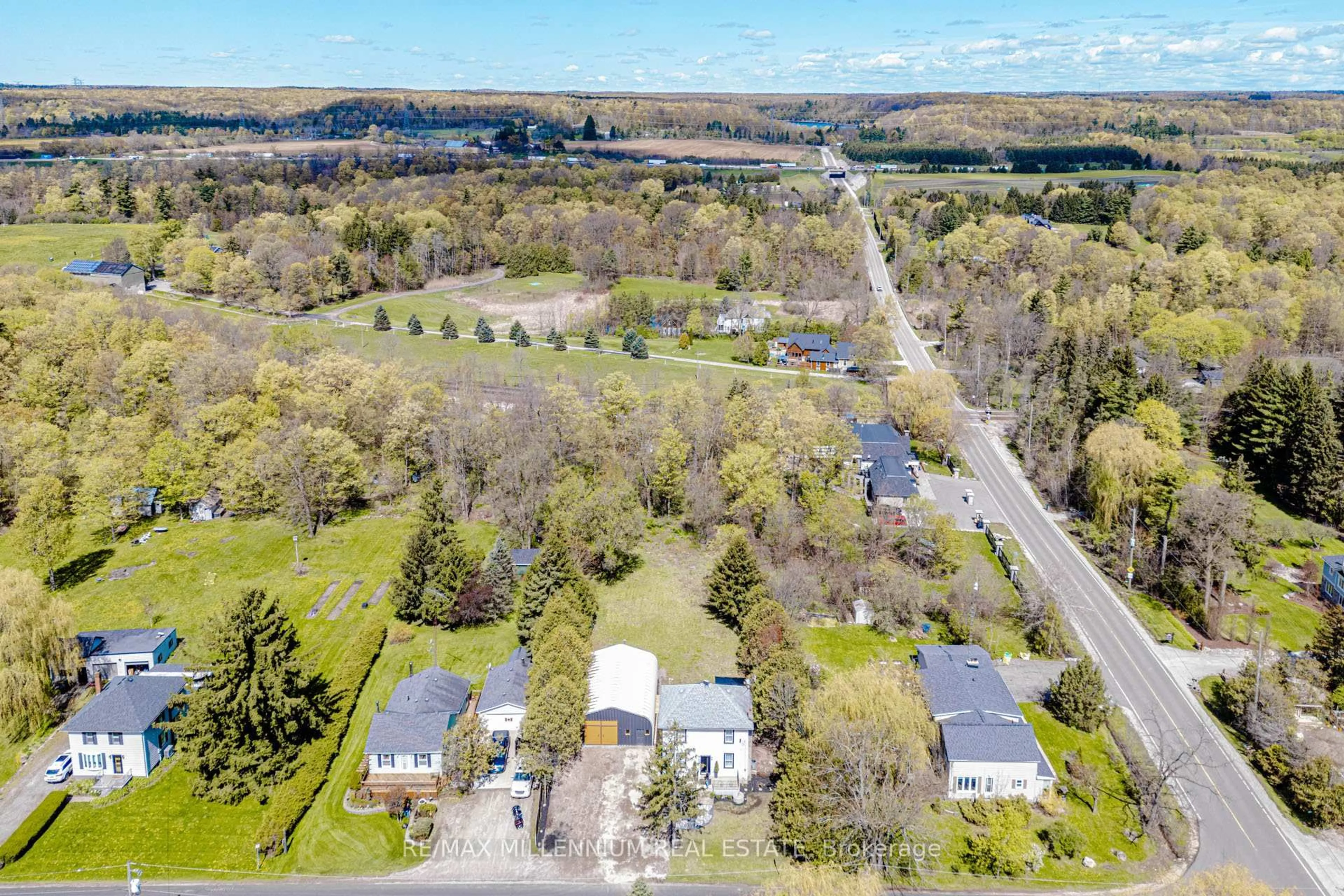 A pic from outside/outdoor area/front of a property/back of a property/a pic from drone, unknown for 4331 Limestone Rd, Milton Ontario L0P 1B0