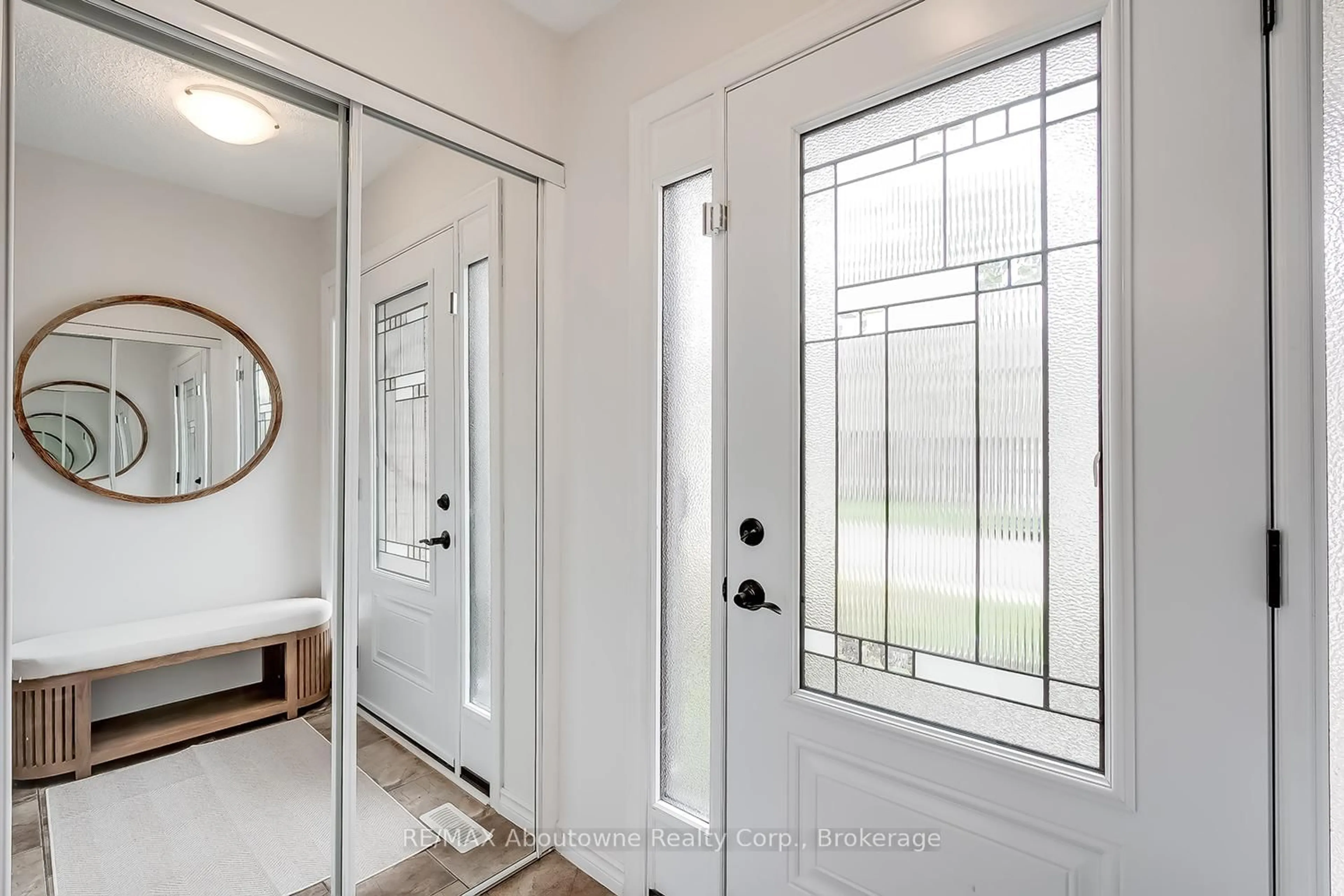 Indoor entryway for 2470 Headon Forest Dr #41, Burlington Ontario L7M 3X4