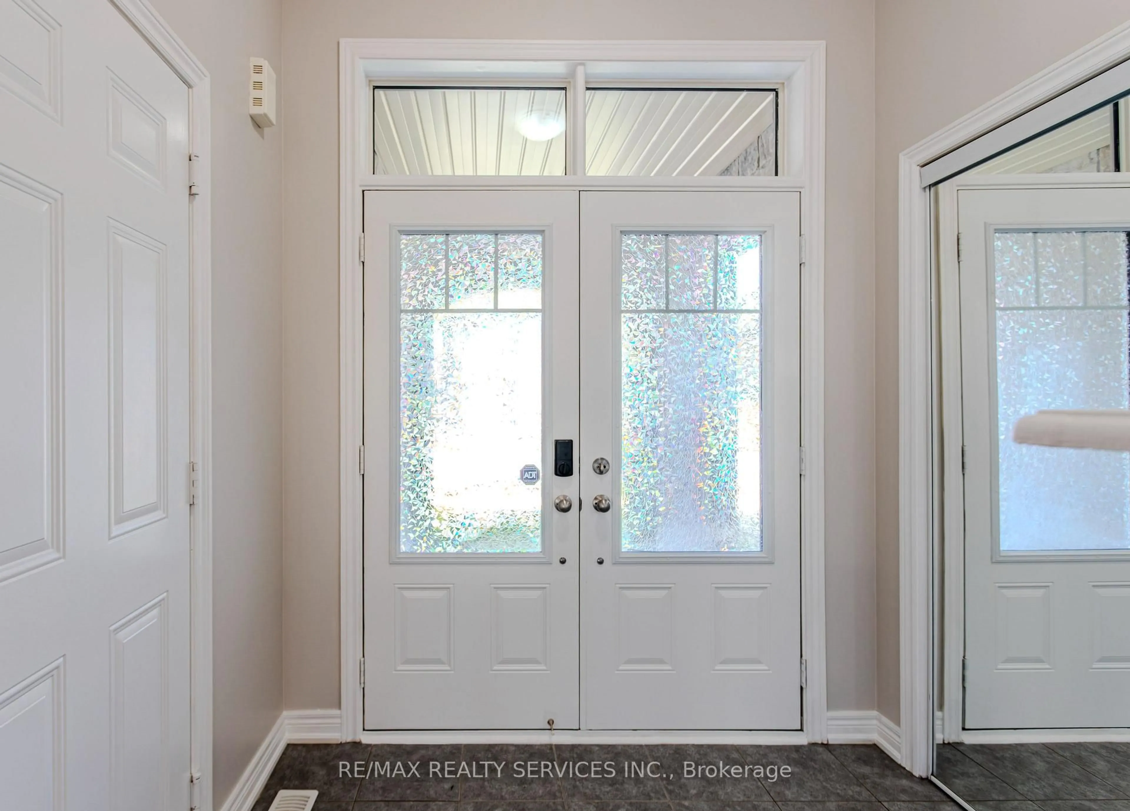Indoor entryway for 3896 Tufgar Cres, Burlington Ontario L7M 1N7